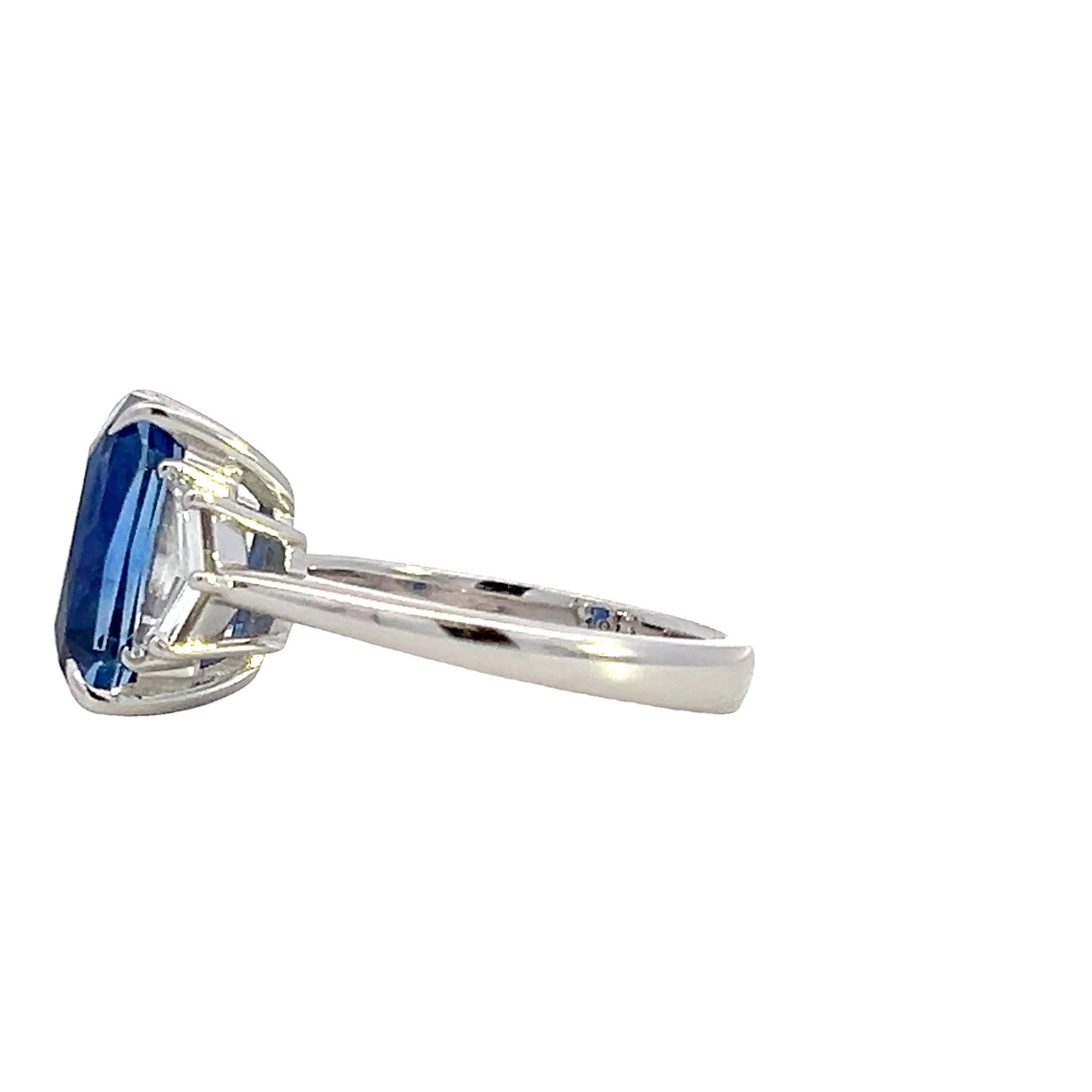 Elegante anello con zaffiro blu In condizioni Nuovo in vendita a Great Neck Plaza, NY