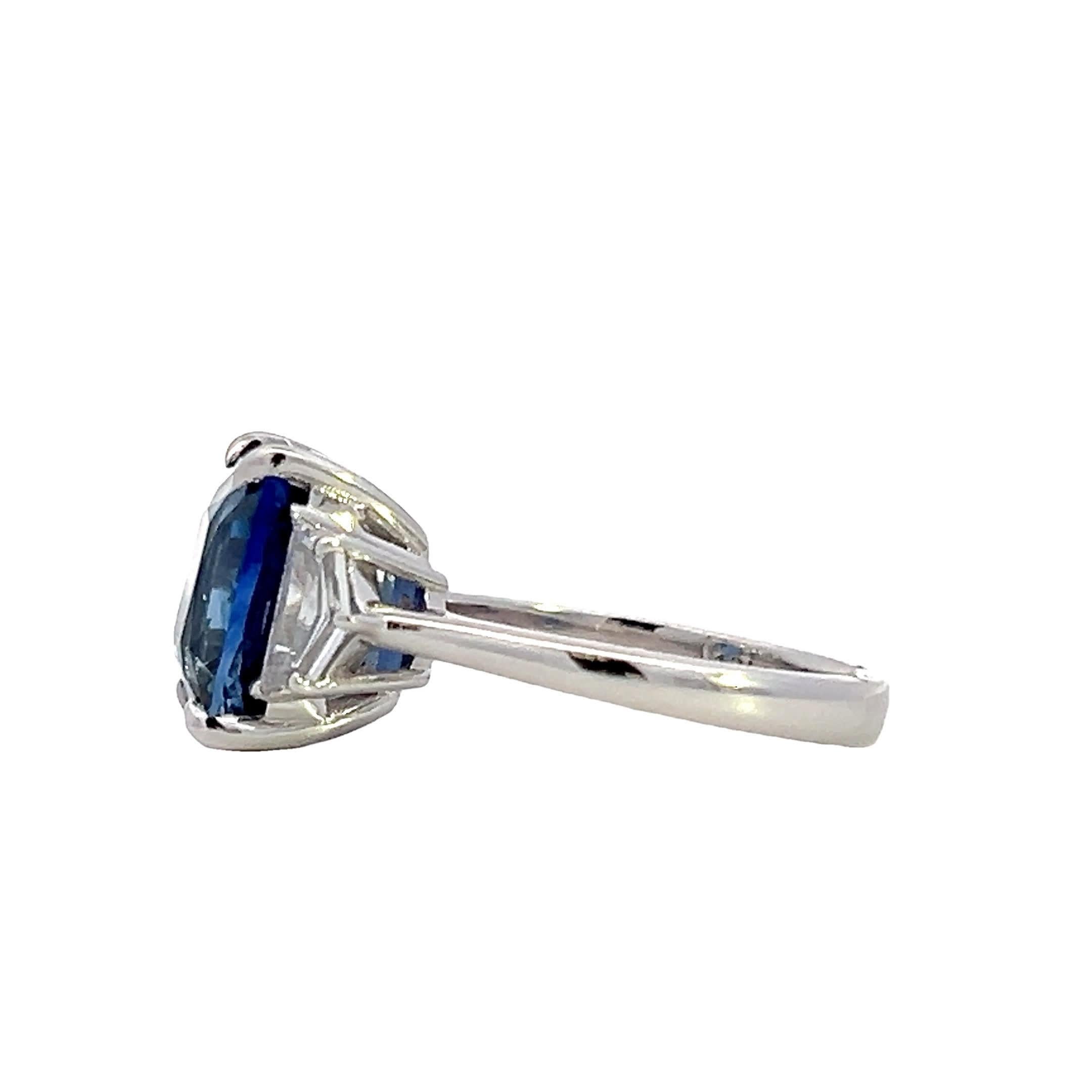 Elegante anello con zaffiro blu In condizioni Nuovo in vendita a Great Neck Plaza, NY