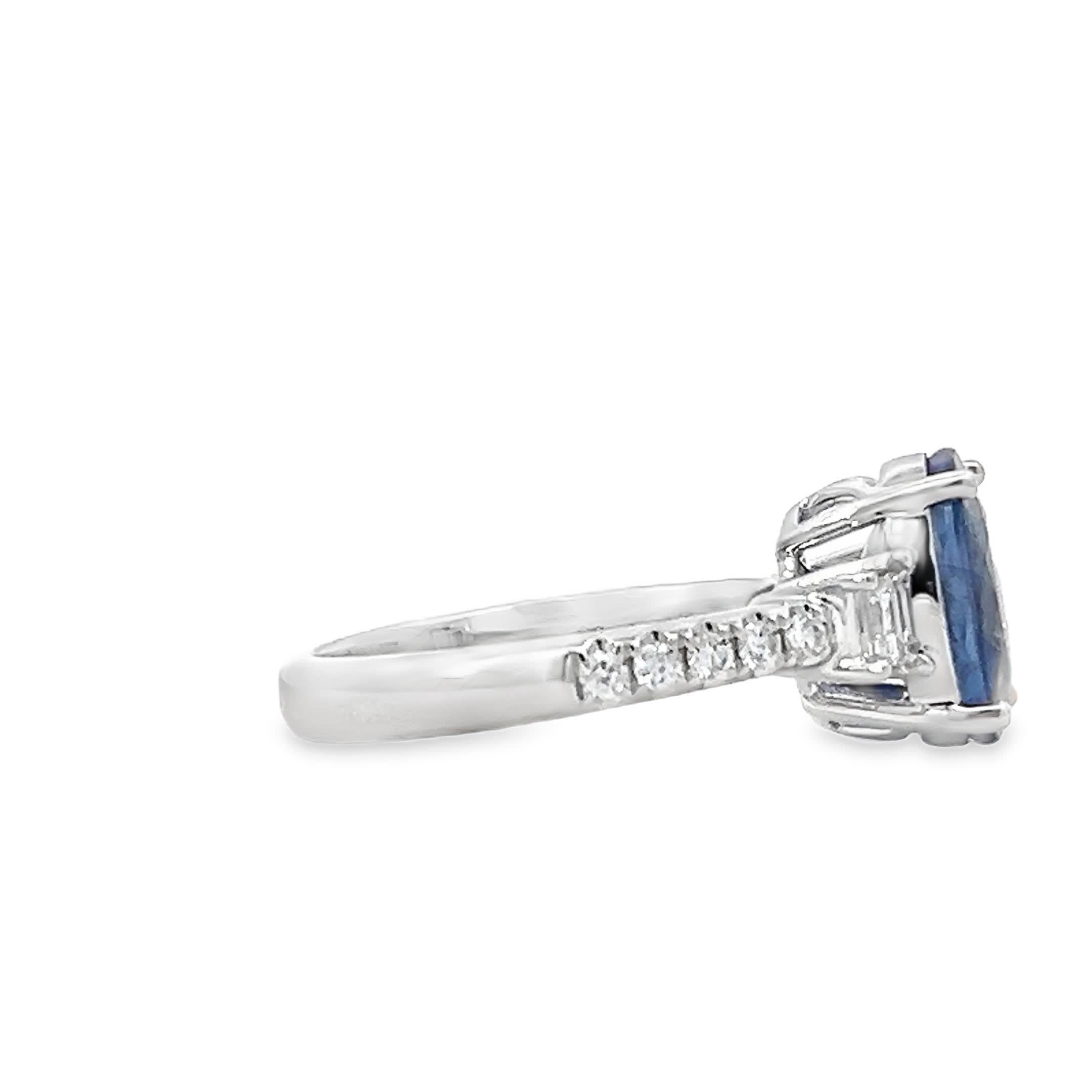 Donna Elegante anello con zaffiro blu in vendita
