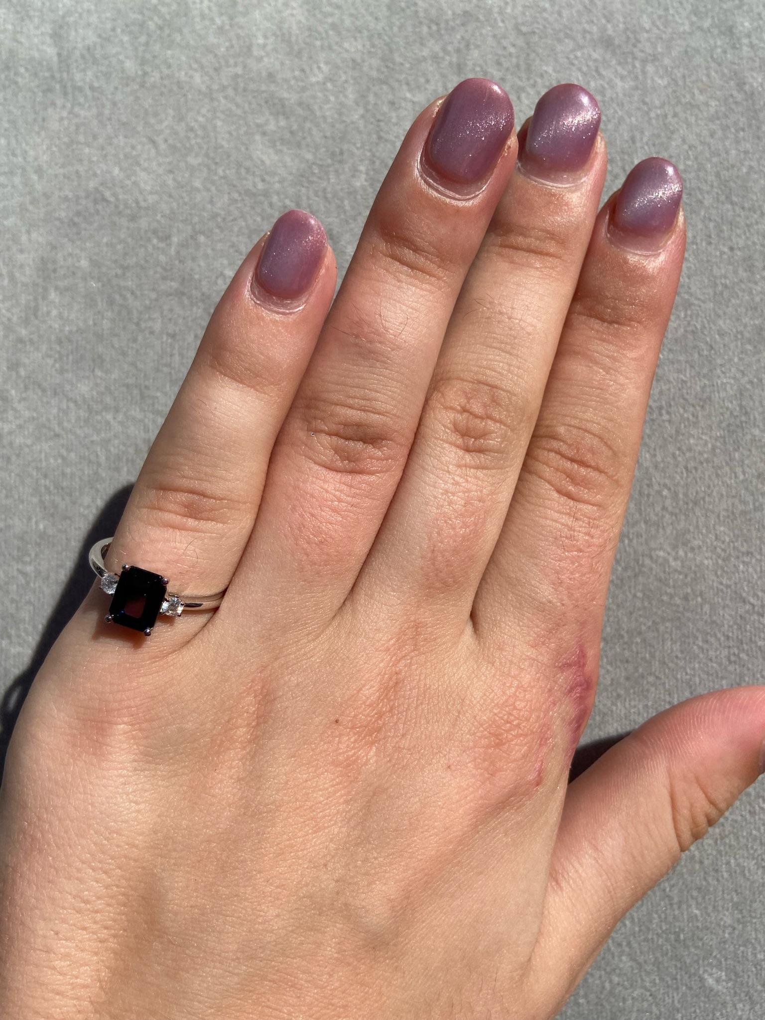 Im Angebot: Für sie ein Ring aus Weißgold mit blauem Saphir und weißem Diamant () 5