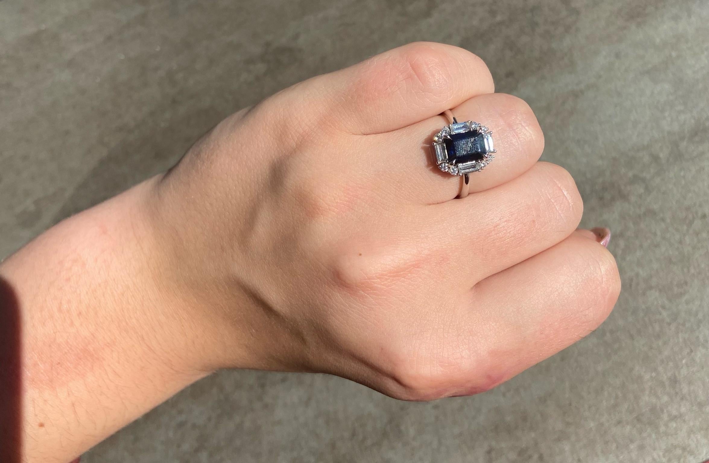 En vente :  Élégante bague en or blanc avec saphir bleu et diamant blanc pour elle 6