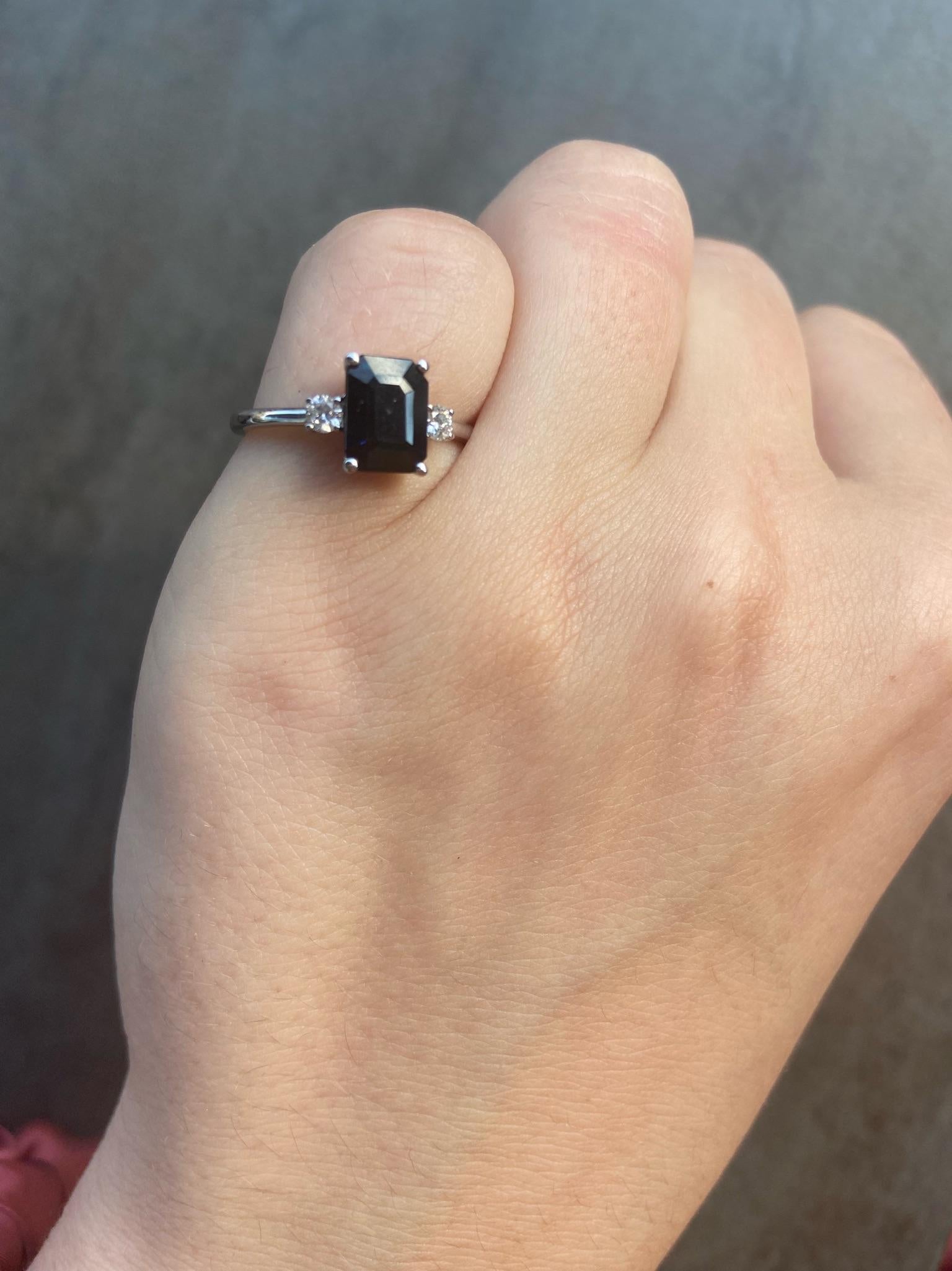 Im Angebot: Für sie ein Ring aus Weißgold mit blauem Saphir und weißem Diamant () 7