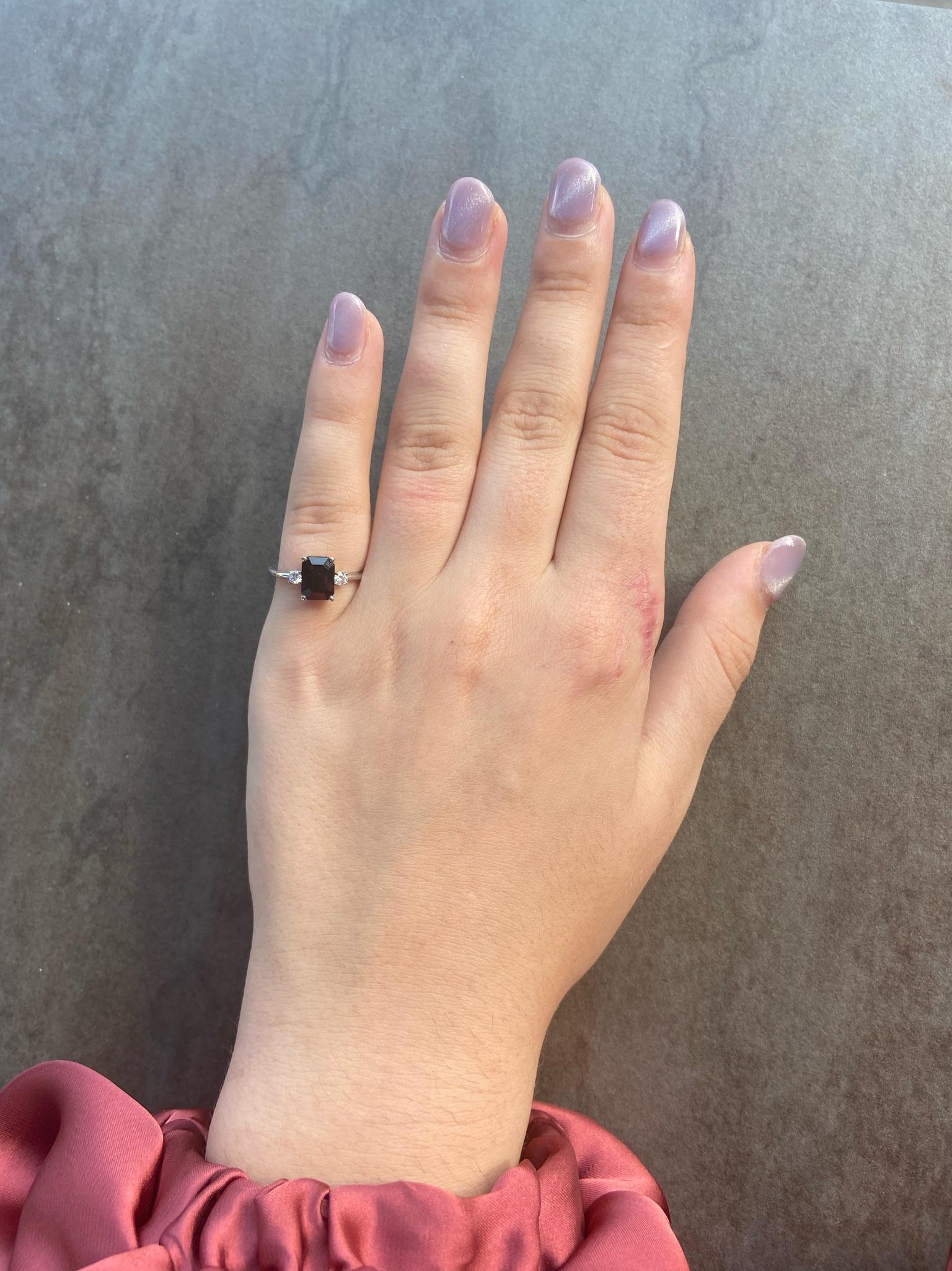 Im Angebot: Für sie ein Ring aus Weißgold mit blauem Saphir und weißem Diamant () 8