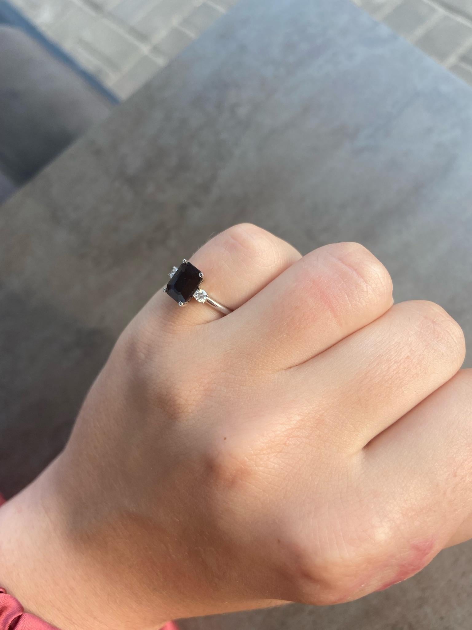 Im Angebot: Für sie ein Ring aus Weißgold mit blauem Saphir und weißem Diamant () 9