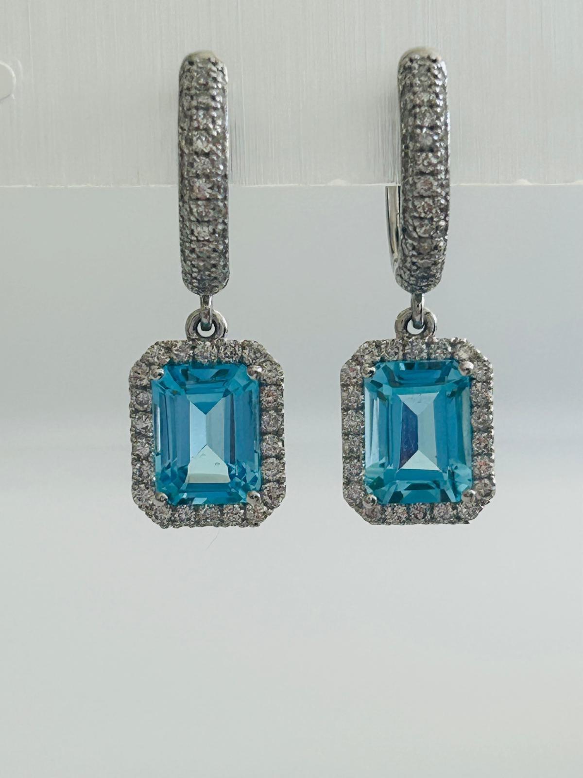 Taglio rotondo Eleganza degli orecchini a goccia con topazio blu e diamanti in vendita
