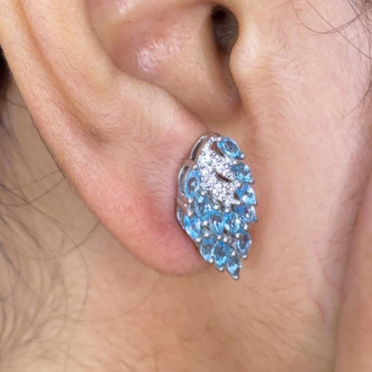 Elegante orecchino da donna con fiore di topazio blu, in argento sterling, per fare un figurone con il tuo look. Gli orecchini a perno ti serviranno per dare un tocco di classe al tuo look. Questi orecchini creano un look scintillante e lussuoso con
