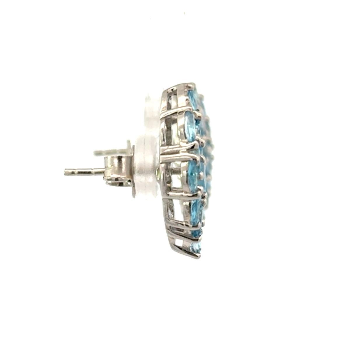 Modernista Eleganza di un orecchino con fiore di topazio blu da donna in argento per la mamma in vendita