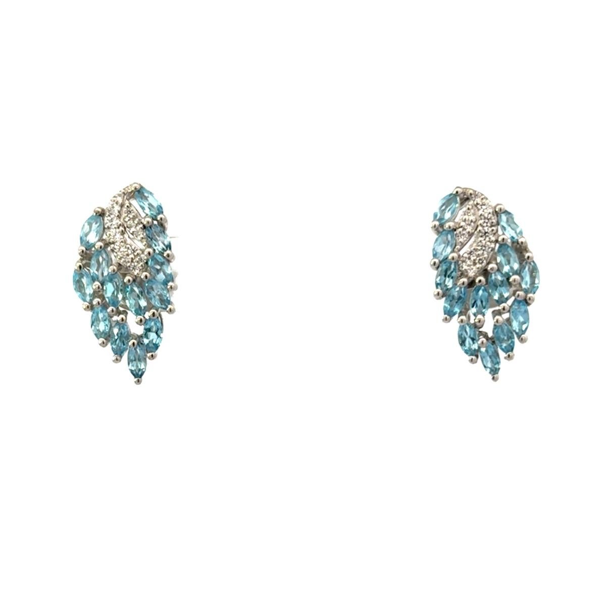 Eleganza di un orecchino con fiore di topazio blu da donna in argento per la mamma in vendita 1