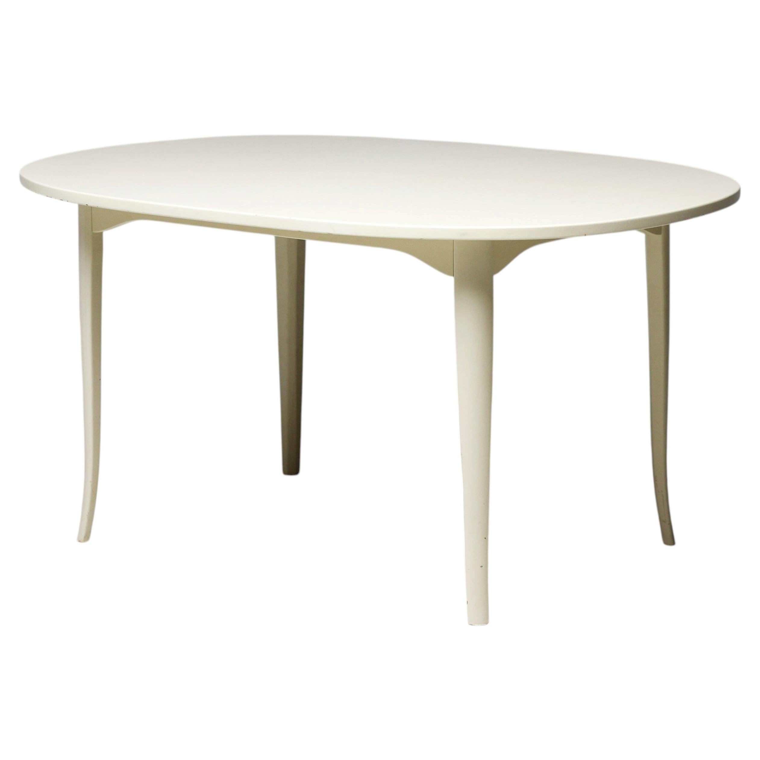 Élégante table d'appoint ovale laquée blanc os, créée par Carl Malmsten pour Möbel Komponer en vente