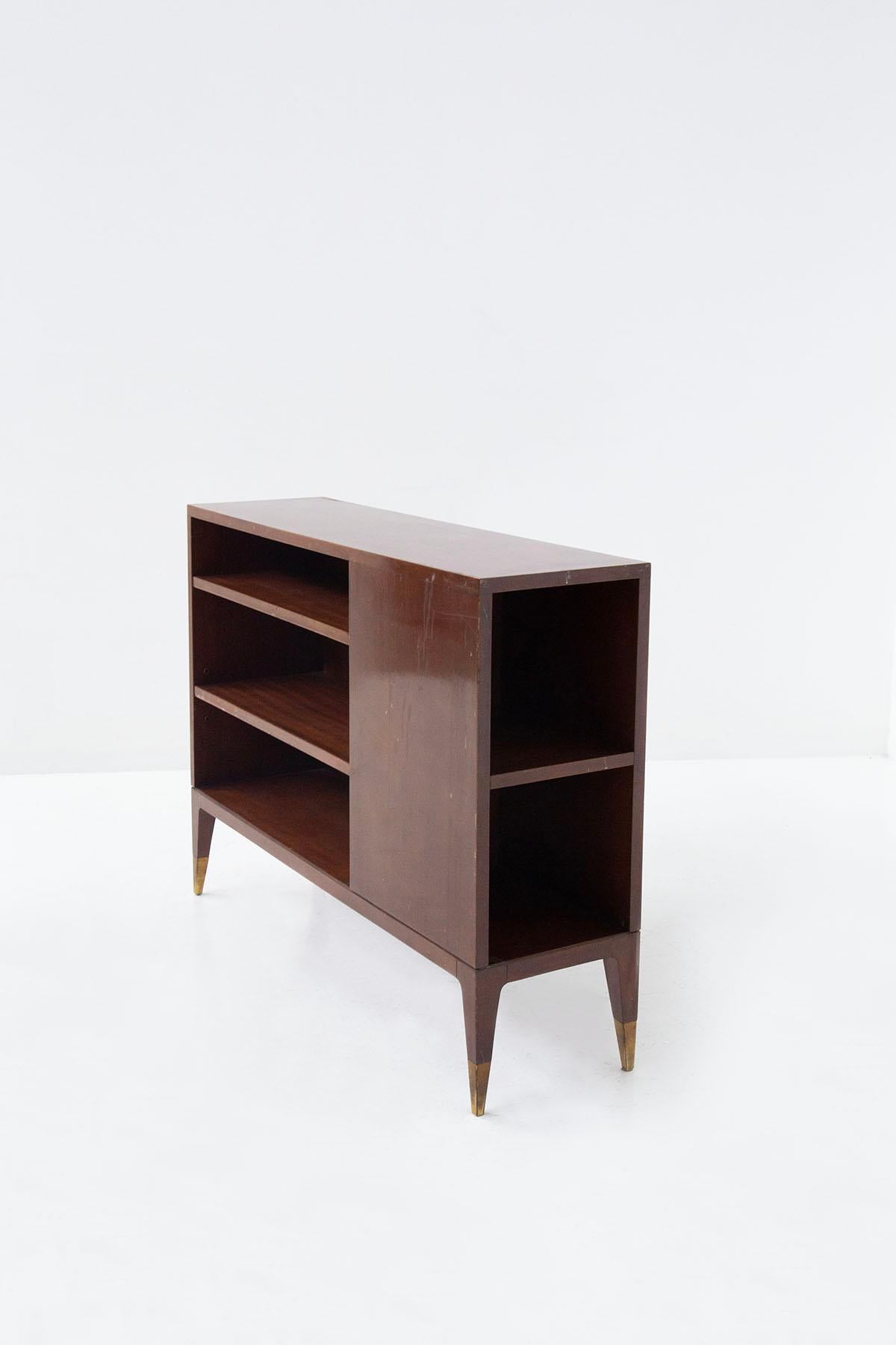 Elegant bookcase cabinet attributed to Gio Ponti from the 1950s.
The small bookcase can also serve as a piece of furniture through its small size. In fact it is multifunctional through its shelves inside it can serve as a small bookcase , or you