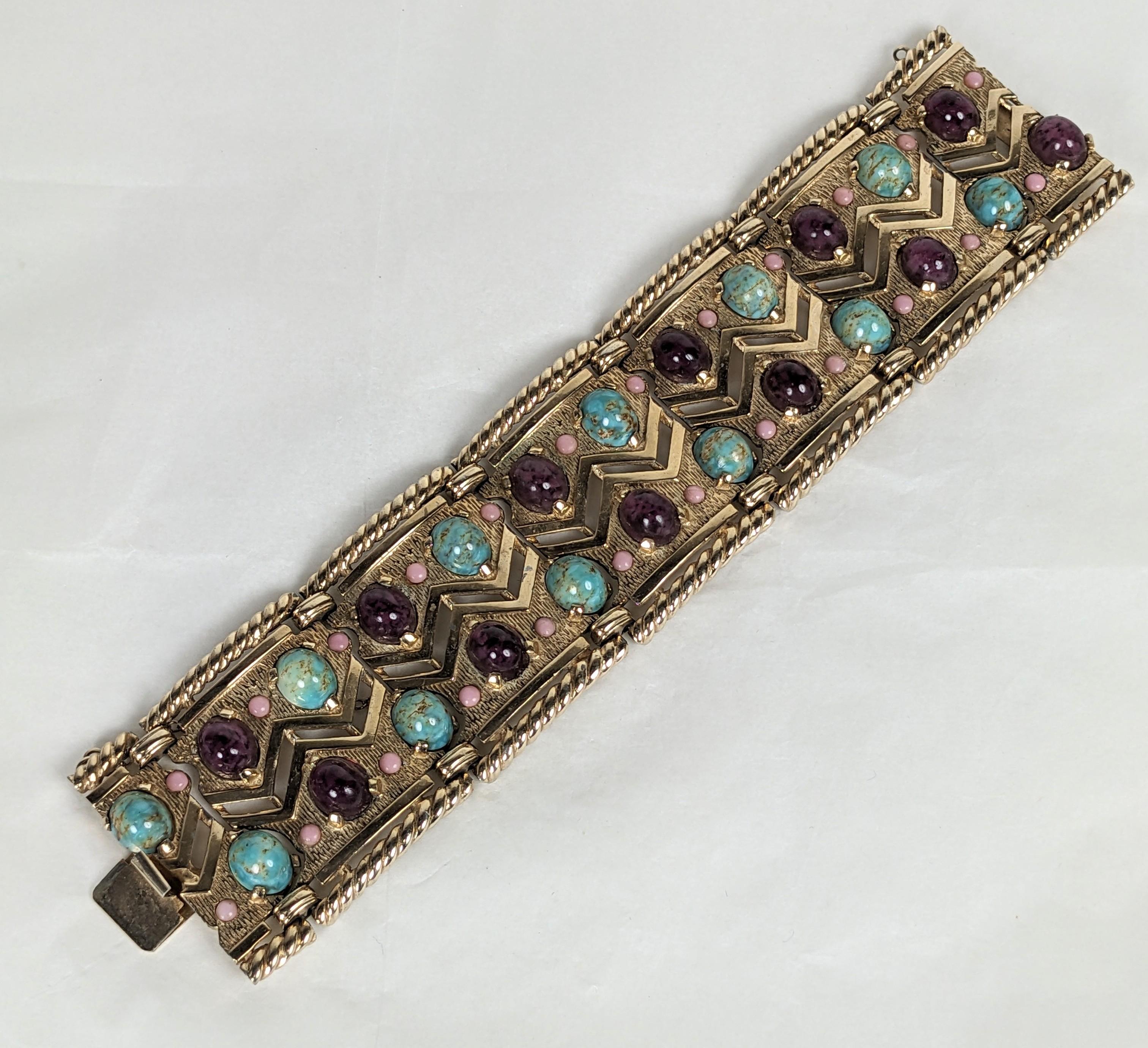 Eleganza del bracciale Boucher in finto turchese e ametista degli anni '60. Pannello di maglie con cabochon di gemme finte in ametista, turchese e corallo. 7.25