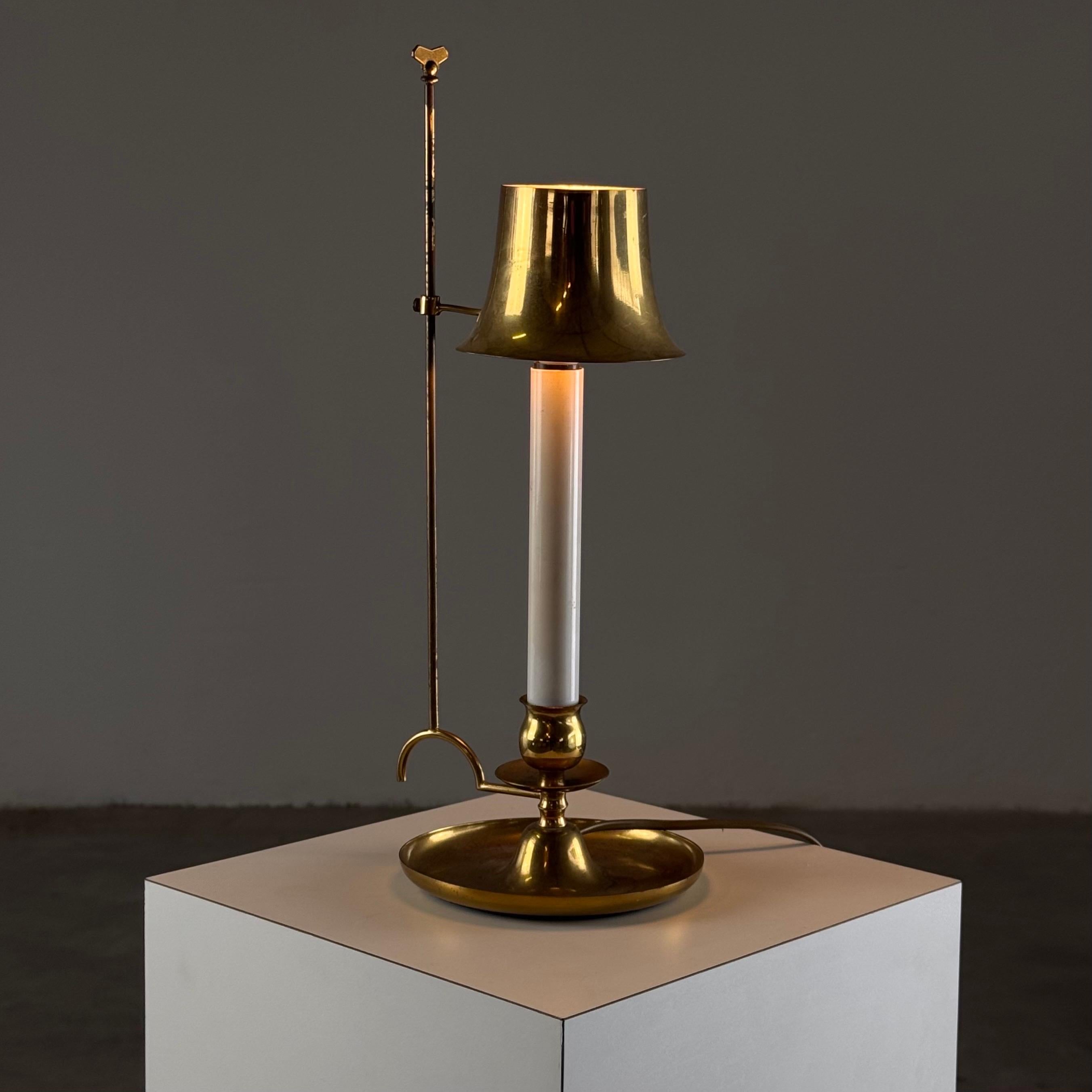 Elegant Bouillotte Table Lamp in Brass with Adjustable Shade, Italy, 1940s In Good Condition For Sale In Bagnolo Mella, Brescia