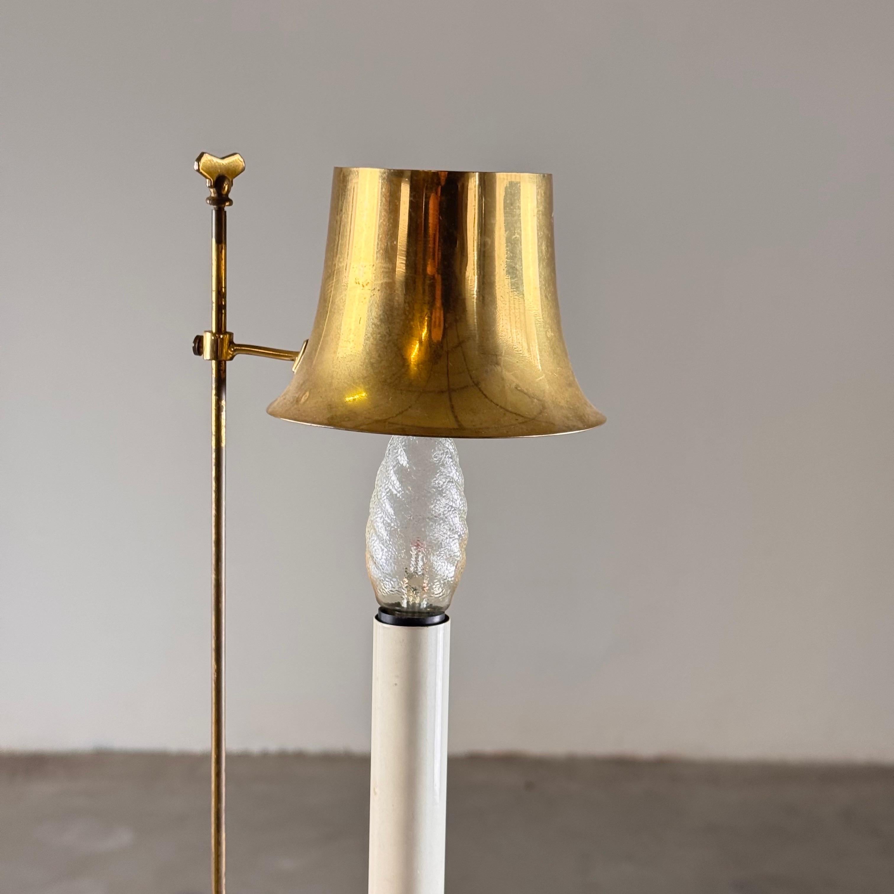 Elegant Bouillotte Table Lamp in Brass with Adjustable Shade, Italy, 1940s For Sale 1