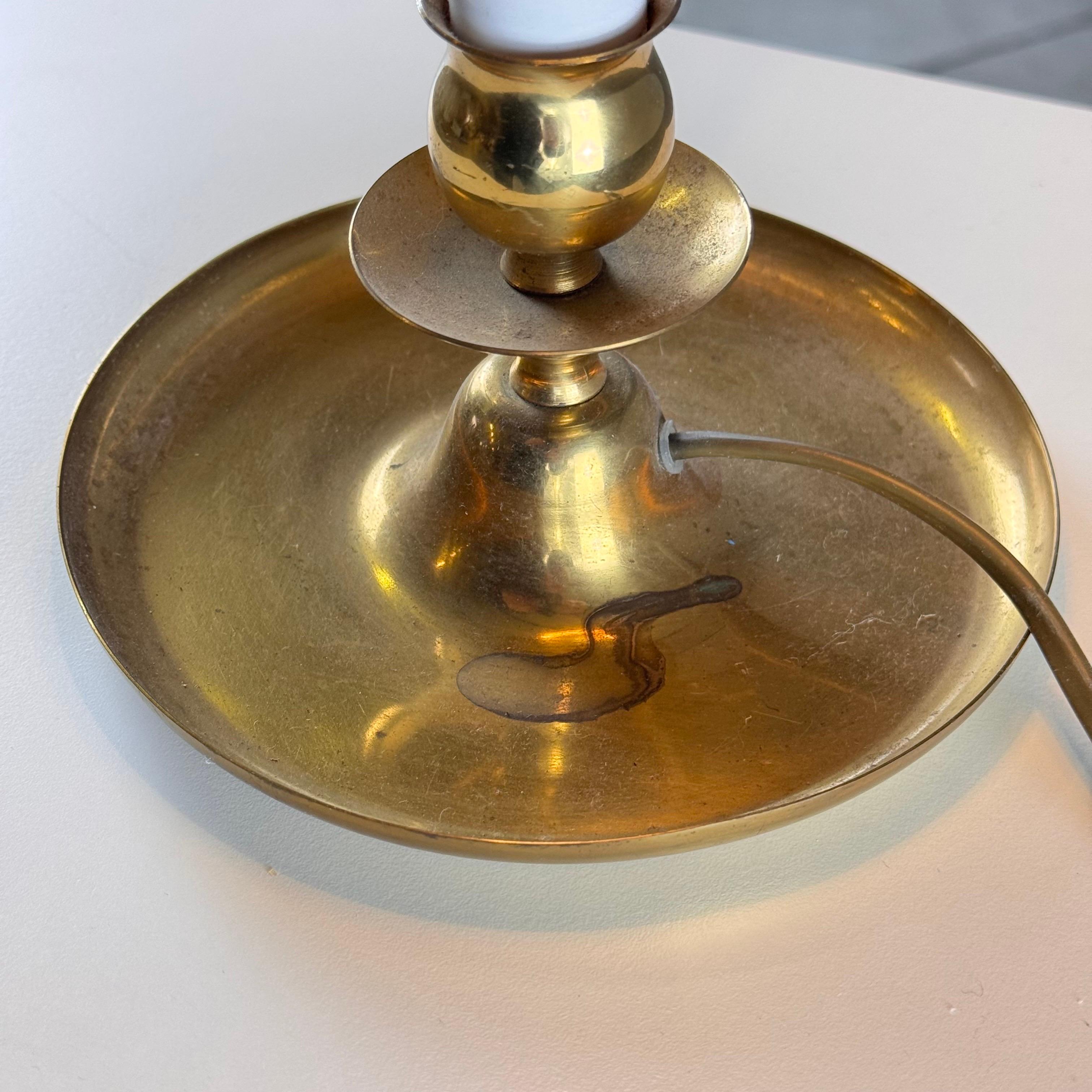 Elegant Bouillotte Table Lamp in Brass with Adjustable Shade, Italy, 1940s For Sale 2