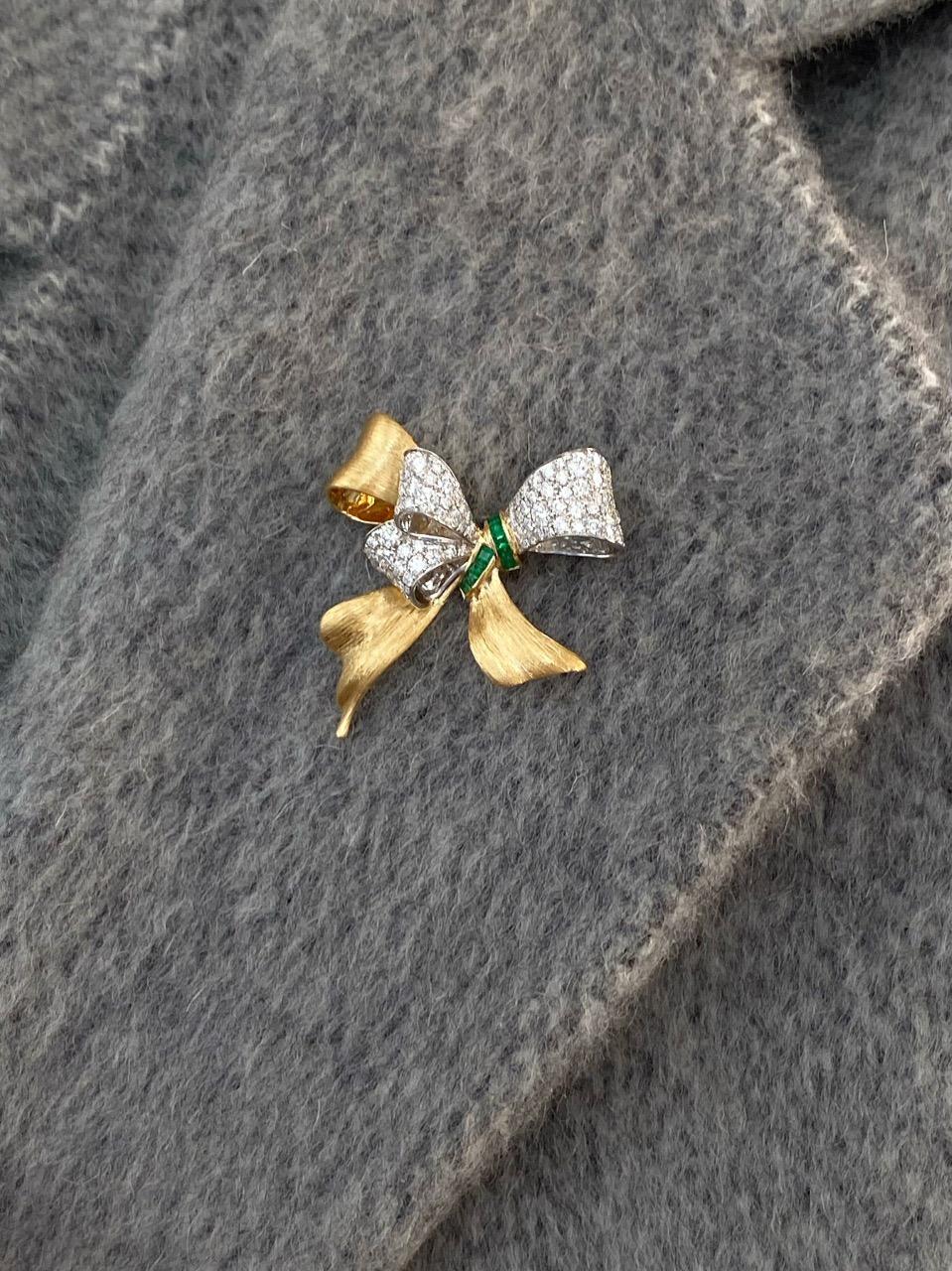 Modern Elegant Gold Bowtie Brooch With Emeralds & Diamonds For Sale