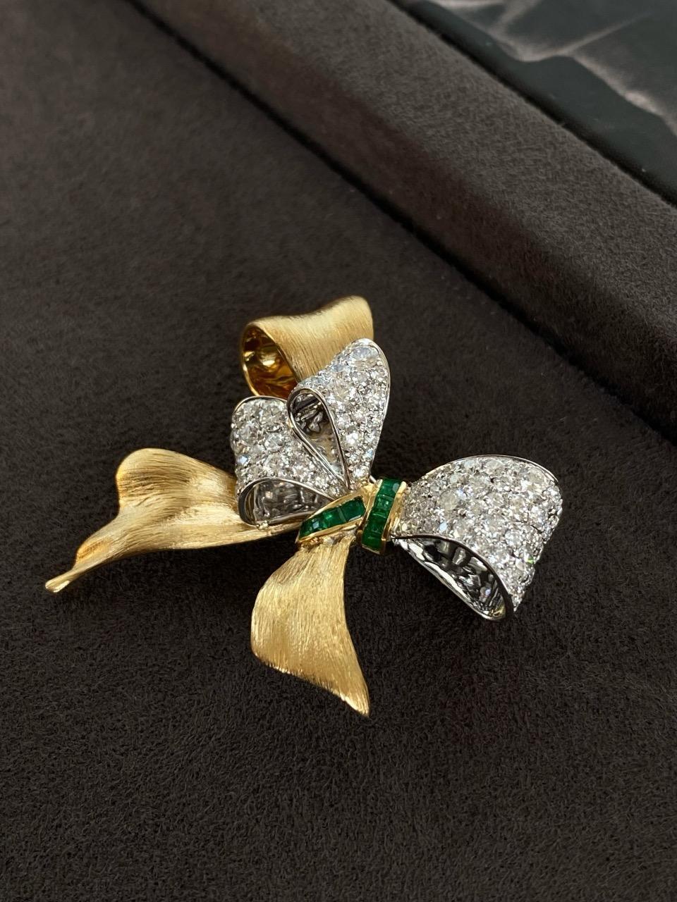 Elegant Gold Bowtie Brooch With Emeralds & Diamonds In New Condition For Sale In Kowloon, HK