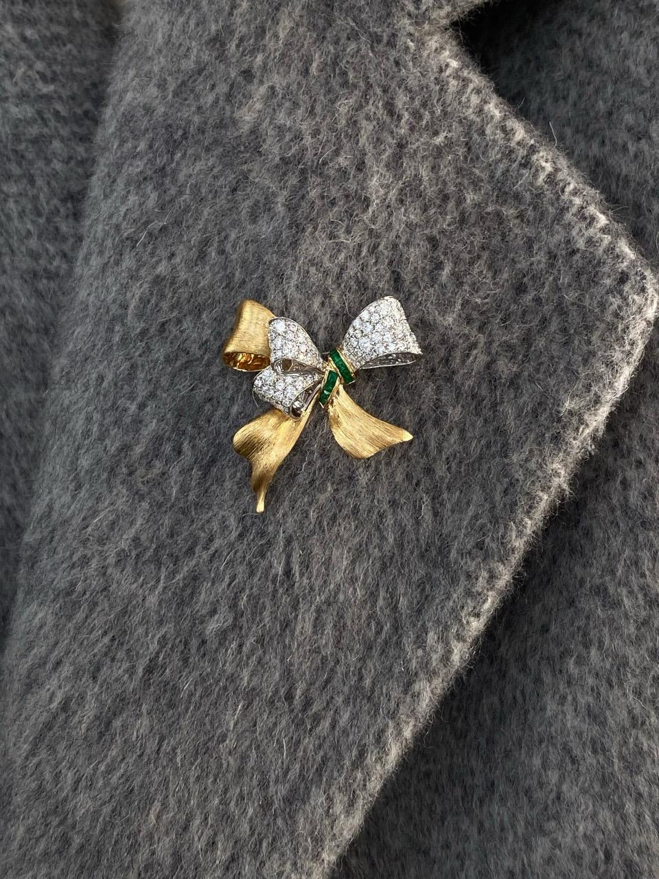 Women's or Men's Elegant Gold Bowtie Brooch With Emeralds & Diamonds For Sale