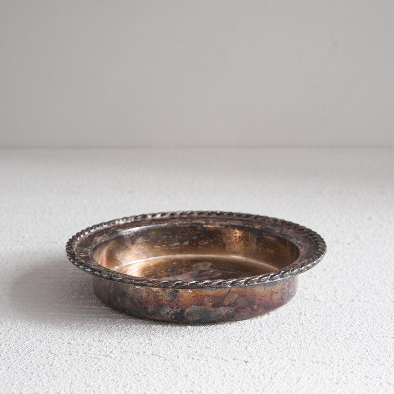 Elegante ciotola in argento patinato firmata Kisho. Giappone, metà del XX secolo. 

Bellissima ciotola placcata in argento con un bordo molto decorativo. La forma è semplice, ma i dettagli come l'elegante bordo la elevano. L'aspetto migliore di