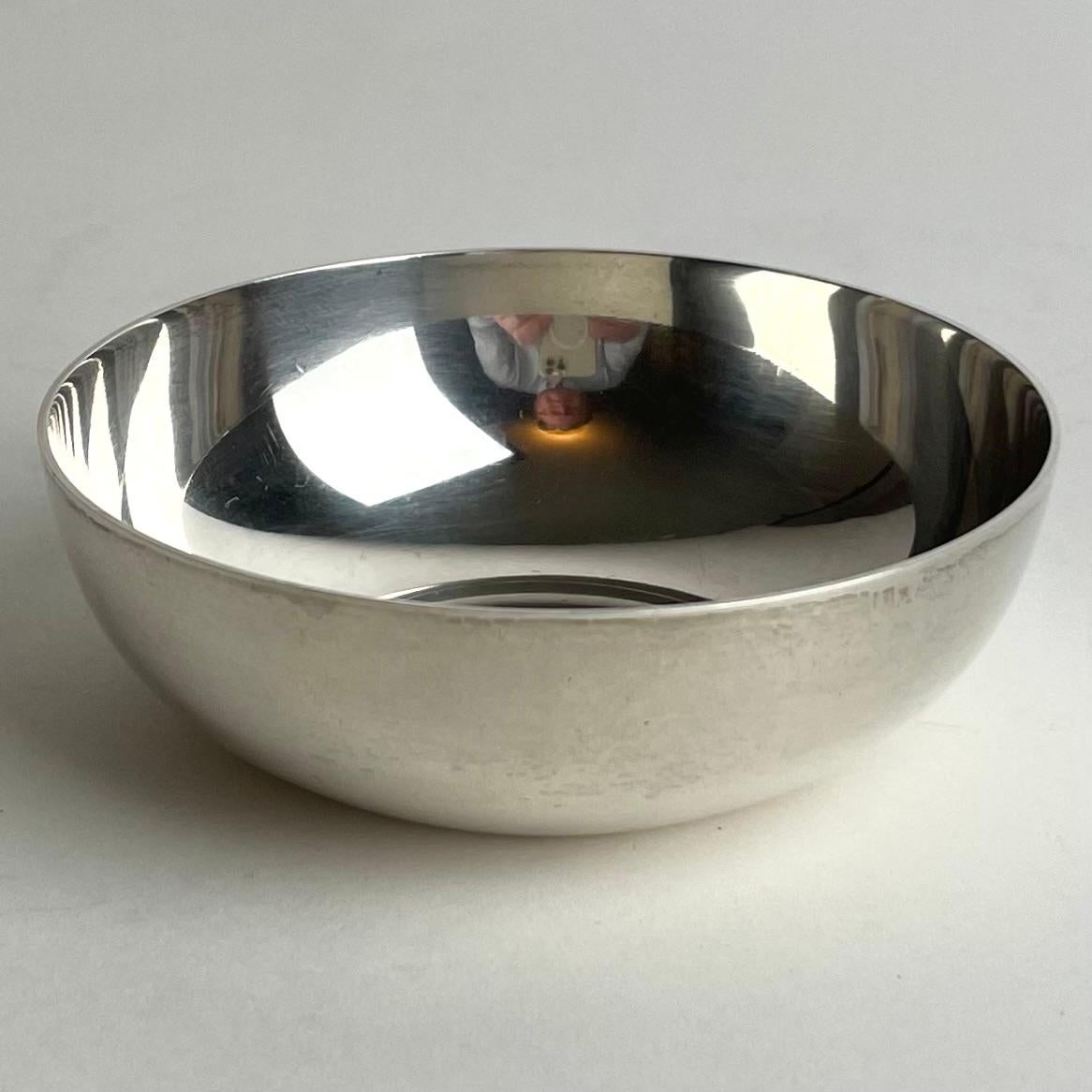 Pequeño y elegante cuenco de plata de ley de Erik Fleming (1894-1954), del Atelier Borgila, de 1954. Erik Fleming es uno de los orfebres suecos más famosos por sus diseños sencillos y hermosos.

Desgaste propio de la edad y el uso 