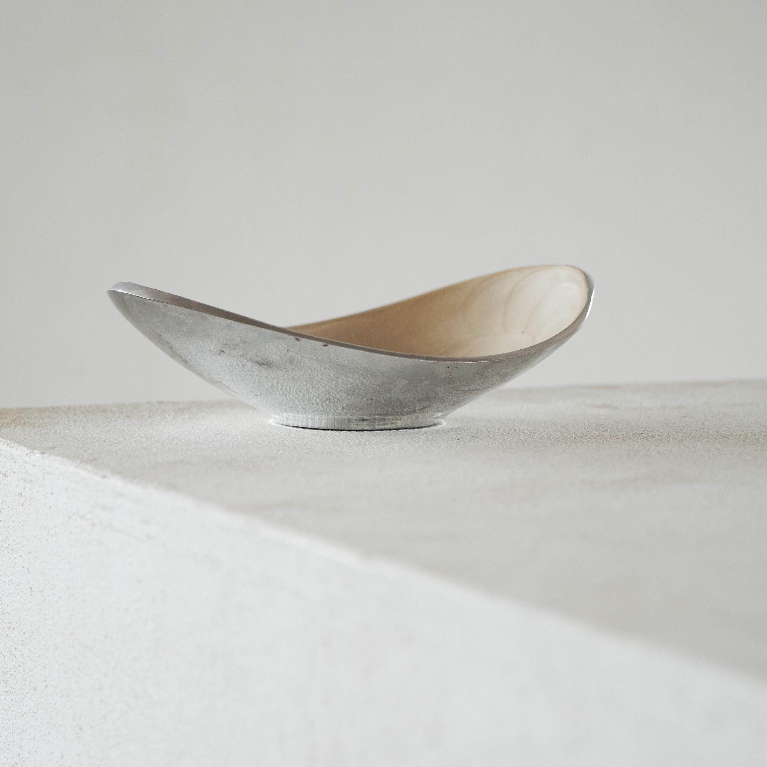 Elegance Bowl / vide poche in alluminio e smalto, Europa, anni '60.

Si tratta di una splendida ed elegante ciotola decorativa in fusione di alluminio e smalto. Grande e insolita combinazione di materiali: l'alluminio all'esterno e lo smalto con un