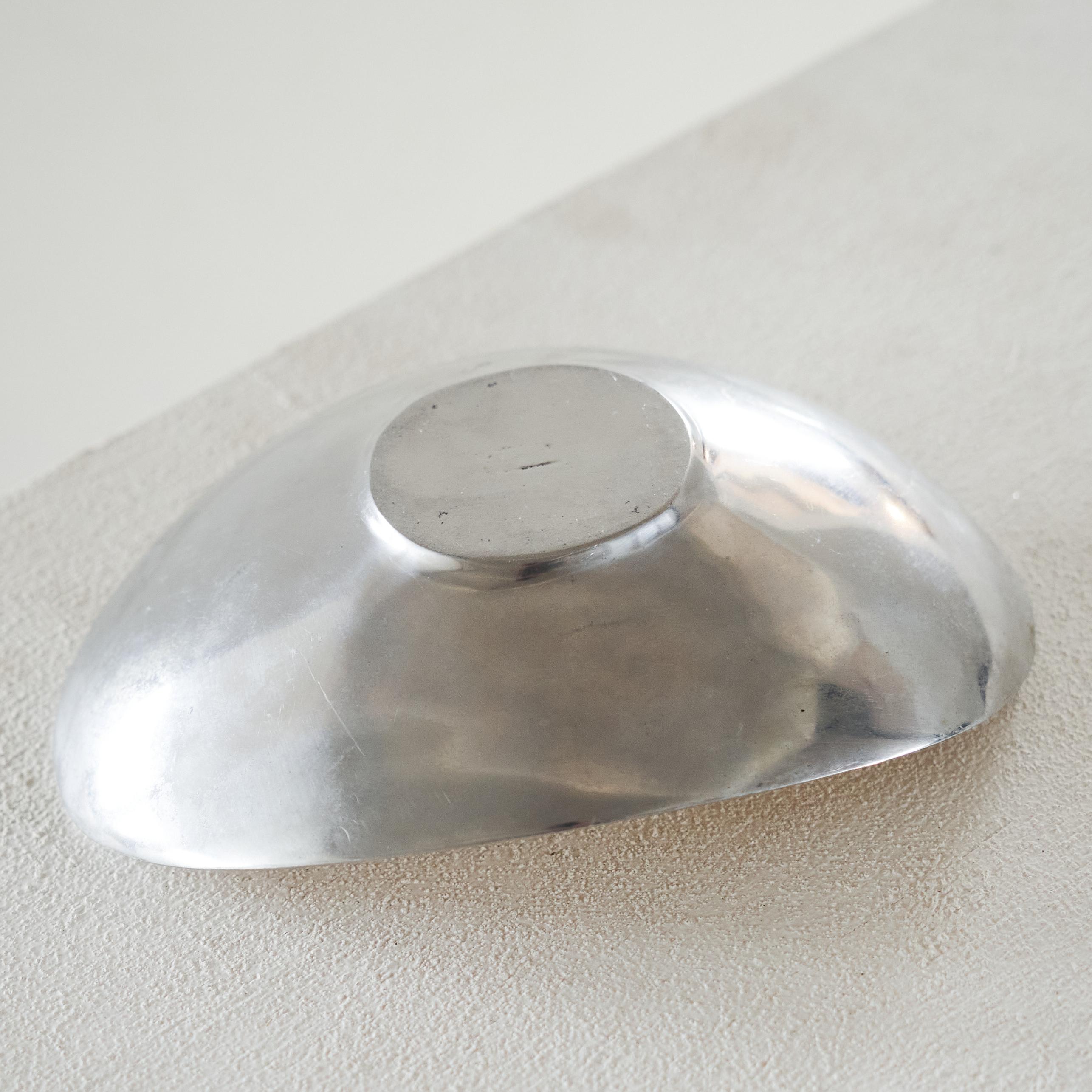 XX secolo Elegante ciotola o Vide Poche in fusione di alluminio e smalto anni '60 in vendita