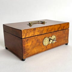 Boîte élégante en bouleau avec détails en laiton. Karl Johan, Suède, début du XIXe siècle