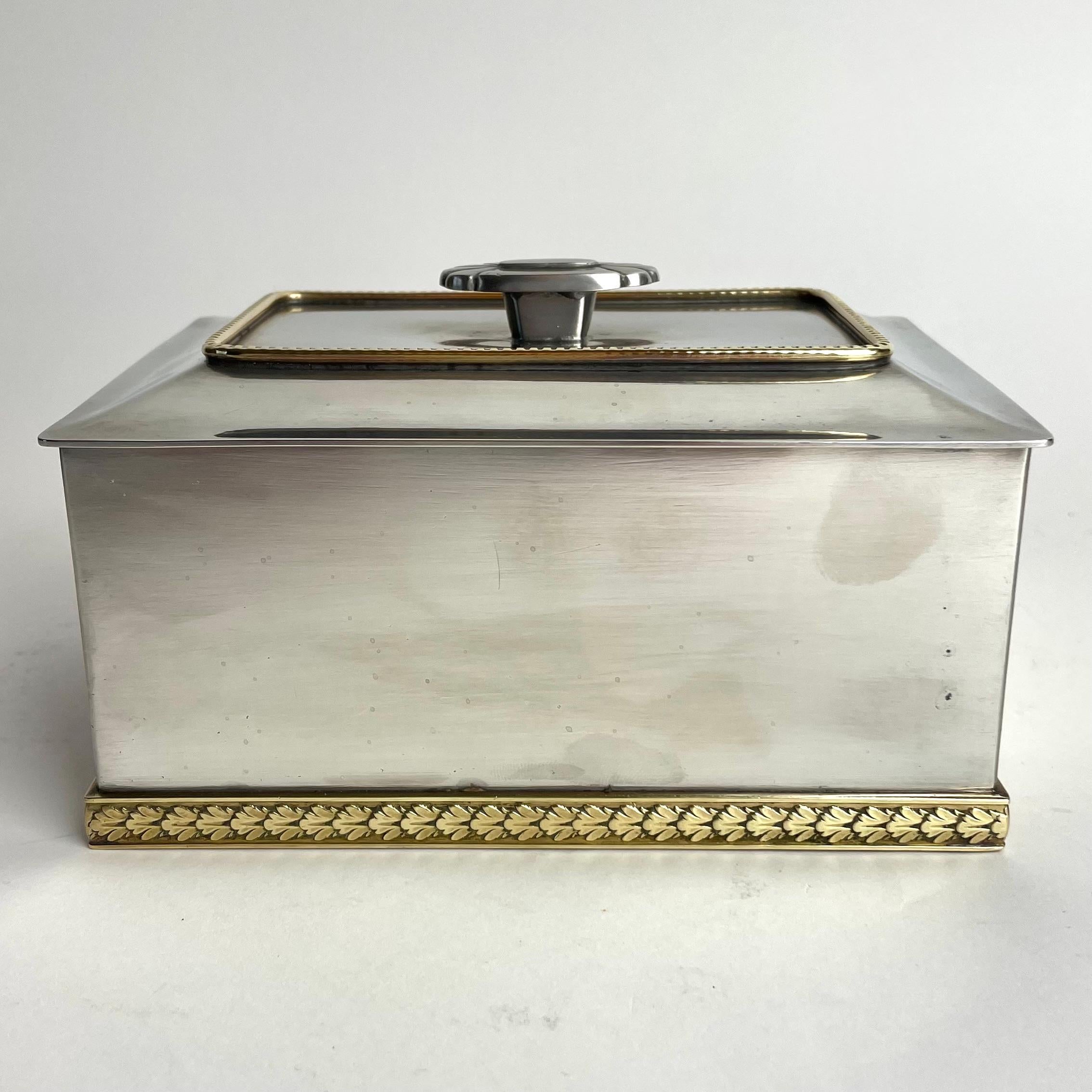 Elegante caja de peltre con adornos de latón en Gracia de Suecia. Fabricado por Guldsmedsaktiebolaget GAB en 1937 (L8) y probablemente diseñado por el director artístico de GAB Jacob Ängman (1876-1942).


Desgaste propio de la edad y el uso 