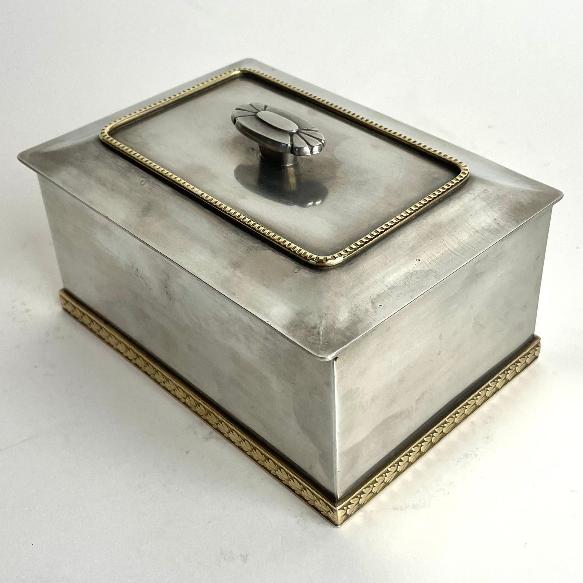 Elegante caja de peltre y latón en Gracia sueca de GAB de 1937 Art Decó en venta