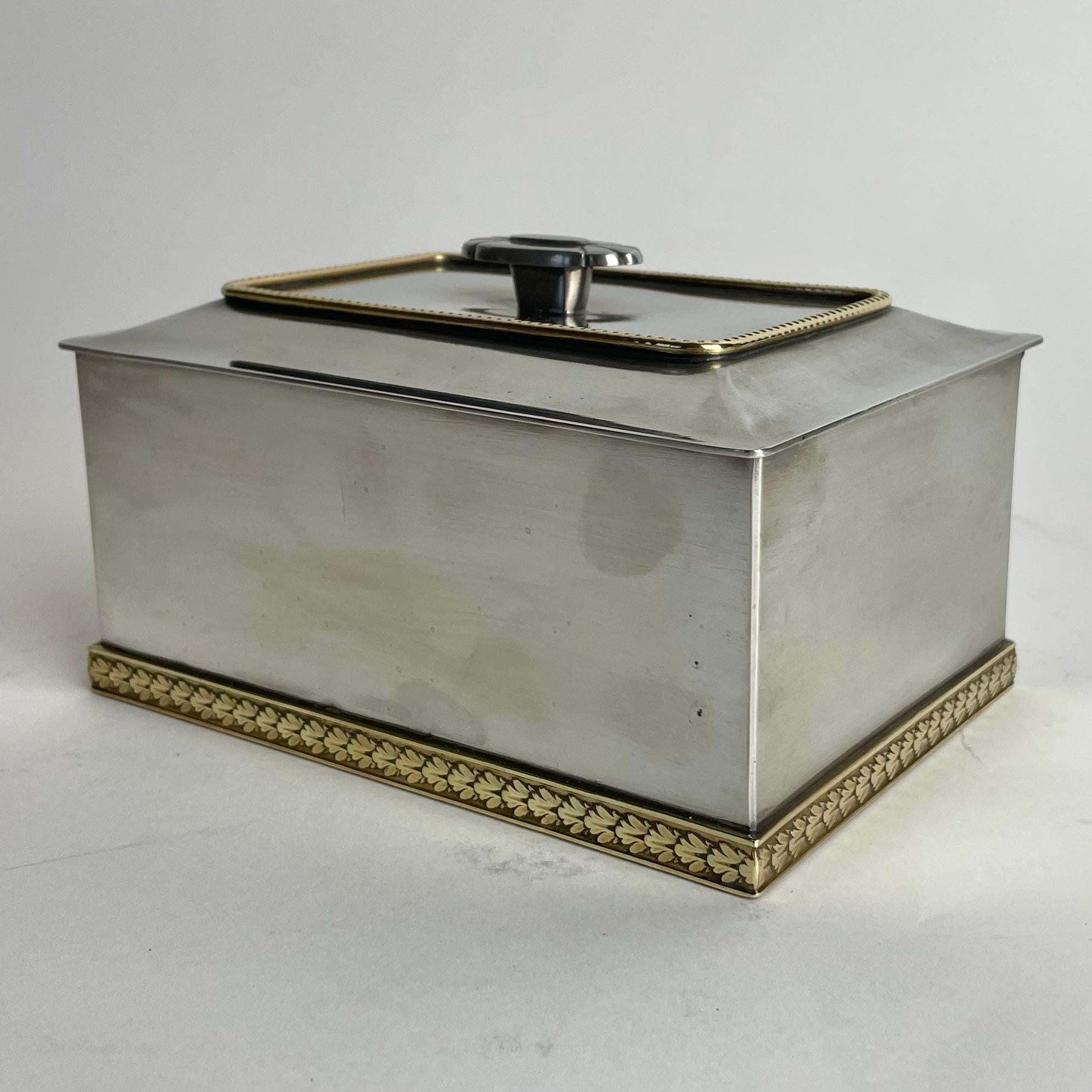Elegante caja de peltre y latón en Gracia sueca de GAB de 1937 Sueco en venta