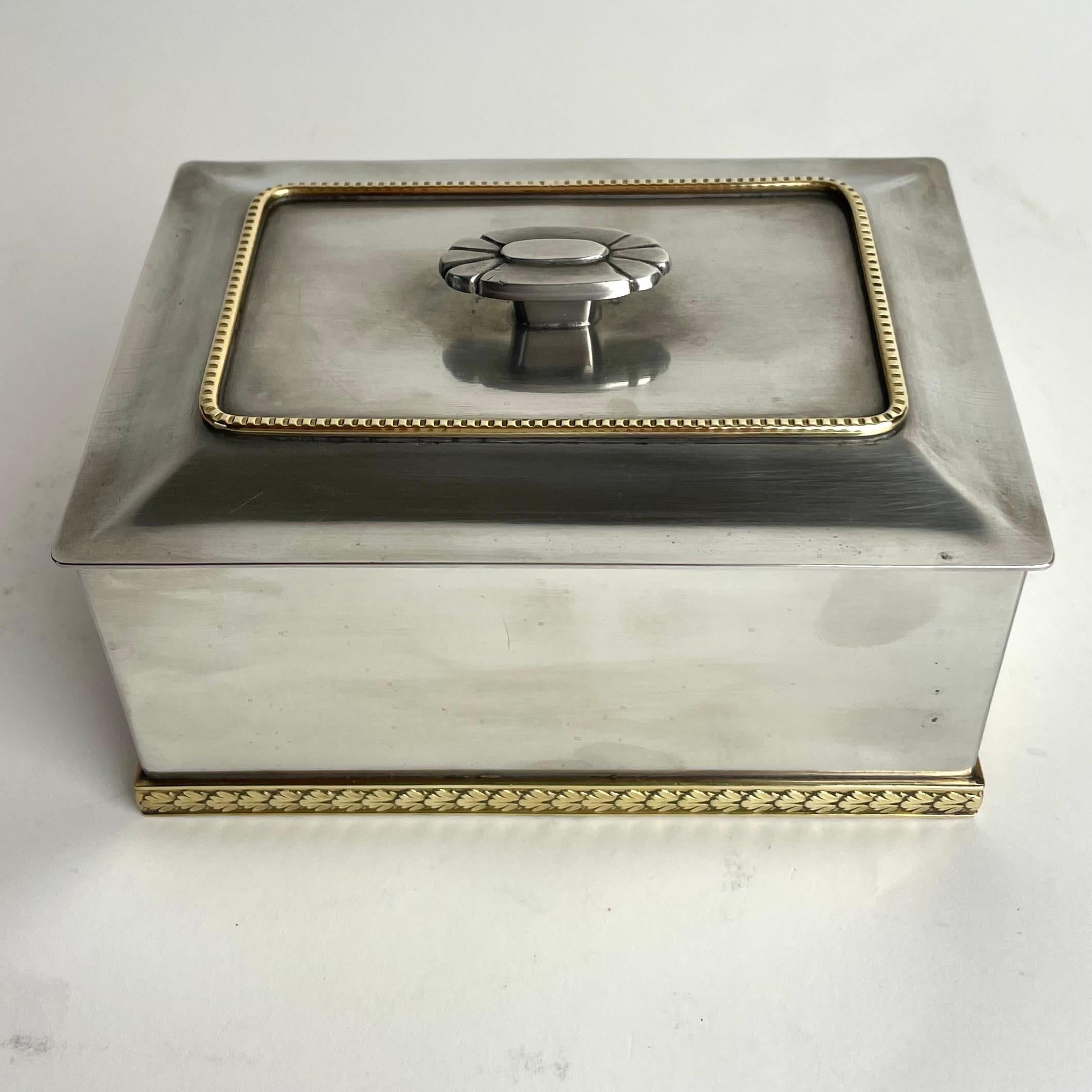 Elegante caja de peltre y latón en Gracia sueca de GAB de 1937 en Bueno estado para la venta en Knivsta, SE