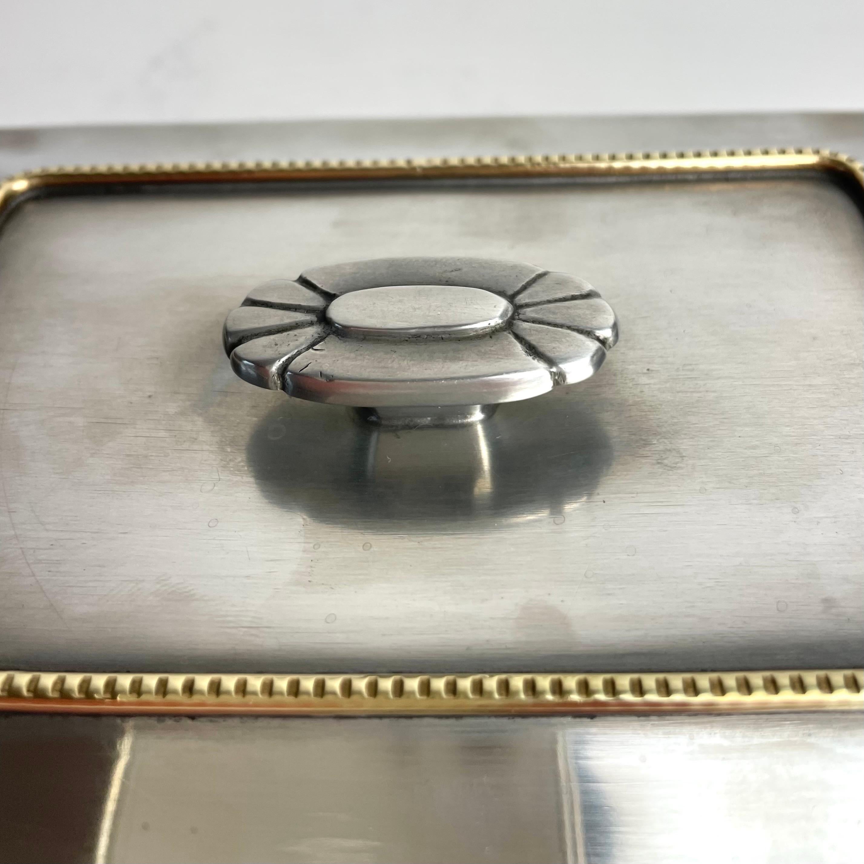 Elegante caja de peltre y latón en Gracia sueca de GAB de 1937 Latón en venta
