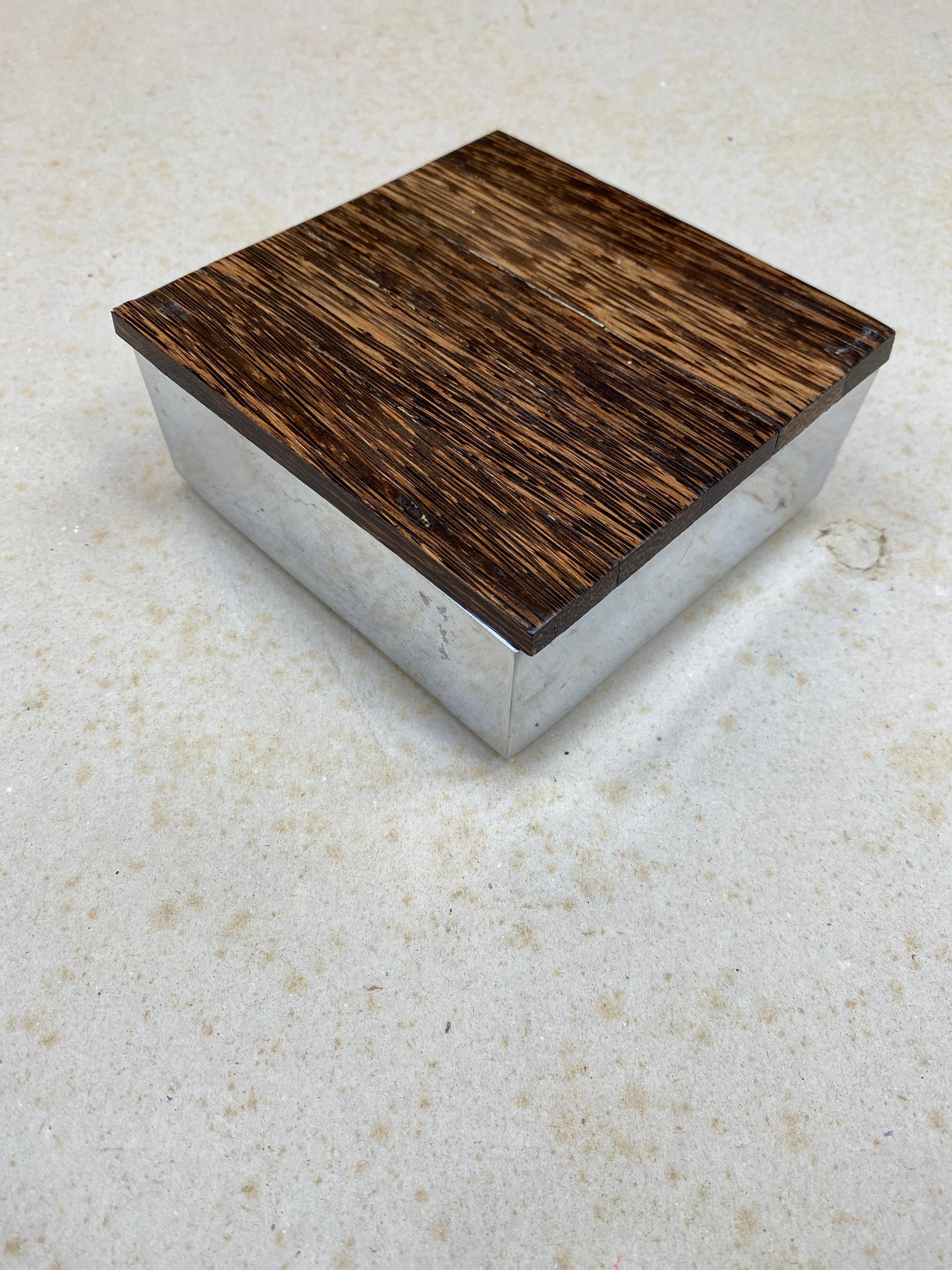 Elegante caja de aluminio fundido pulido y madera de palma, hacia 1970 en venta 3