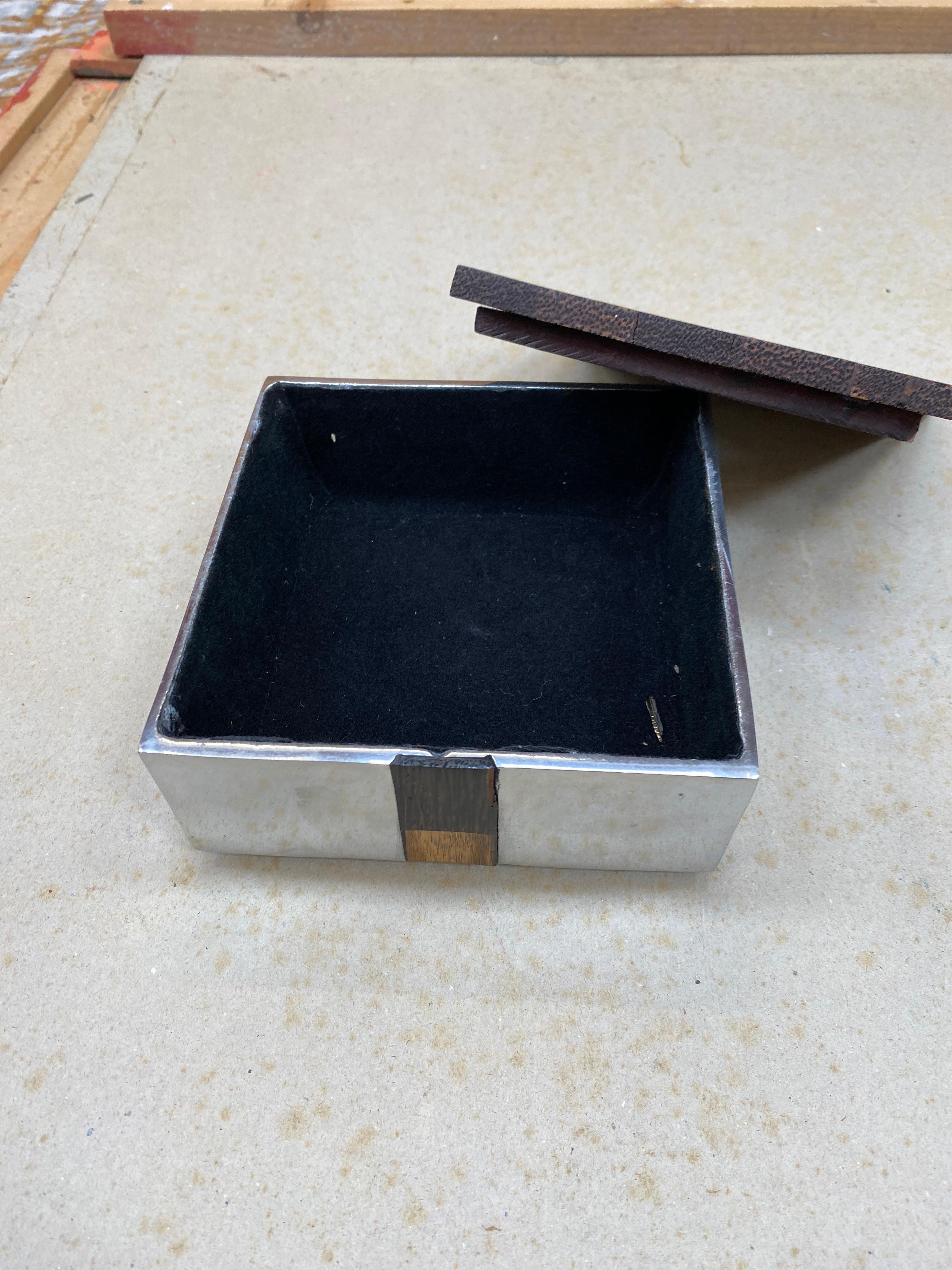 Elegante Box aus poliertem Aluminiumguss und Palmenholz, um 1970 im Zustand „Gut“ im Angebot in Saint-Ouen, FR