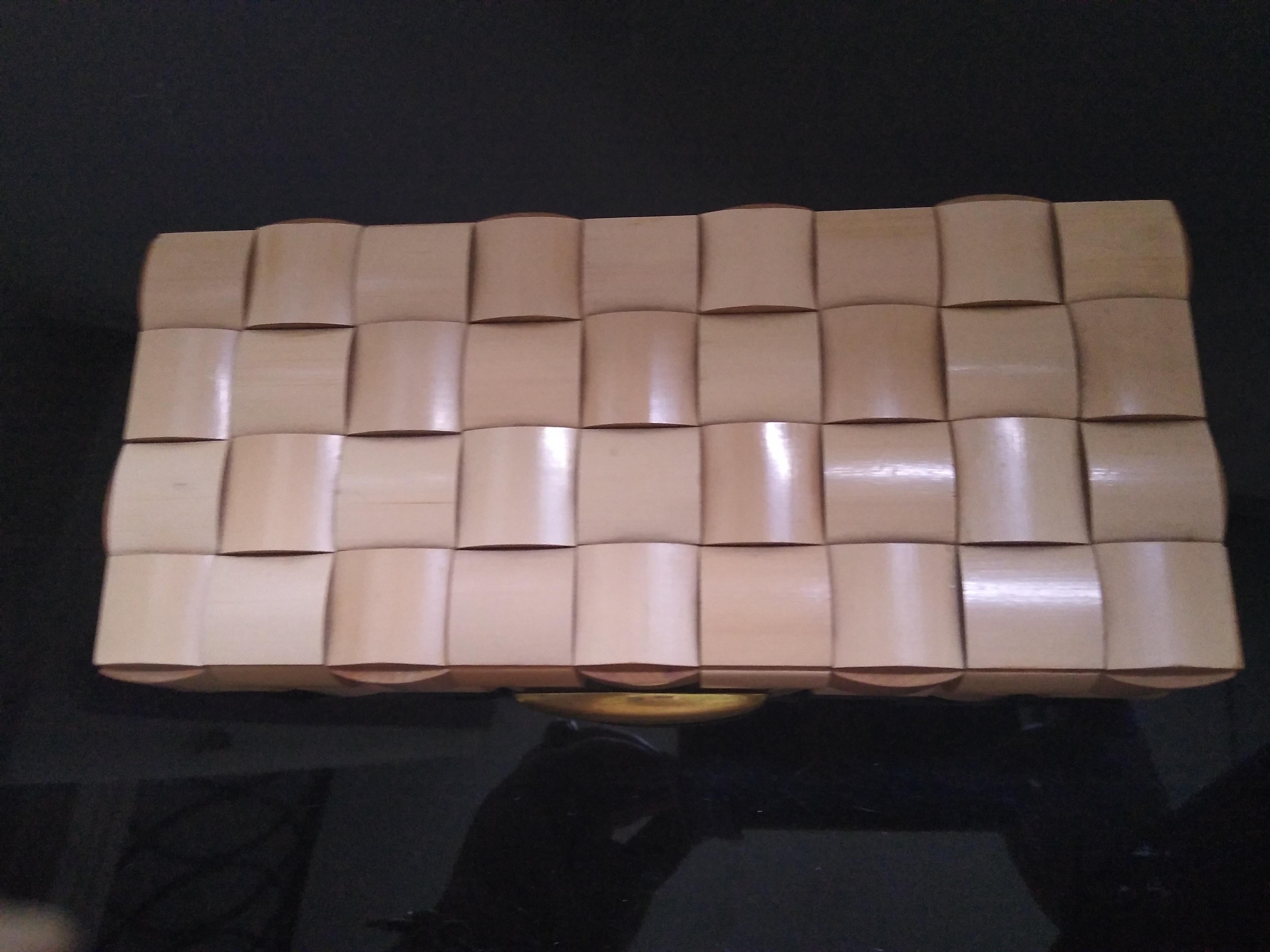 Elegante caja de madera con asa de latón macizo.
La caja está cubierta por pequeñas piezas cuadradas de madera lacada

*Falta un poquito de laca que sólo se nota al levantar la tapa, por favor, mira la foto

En general, en excelente estado vintage 