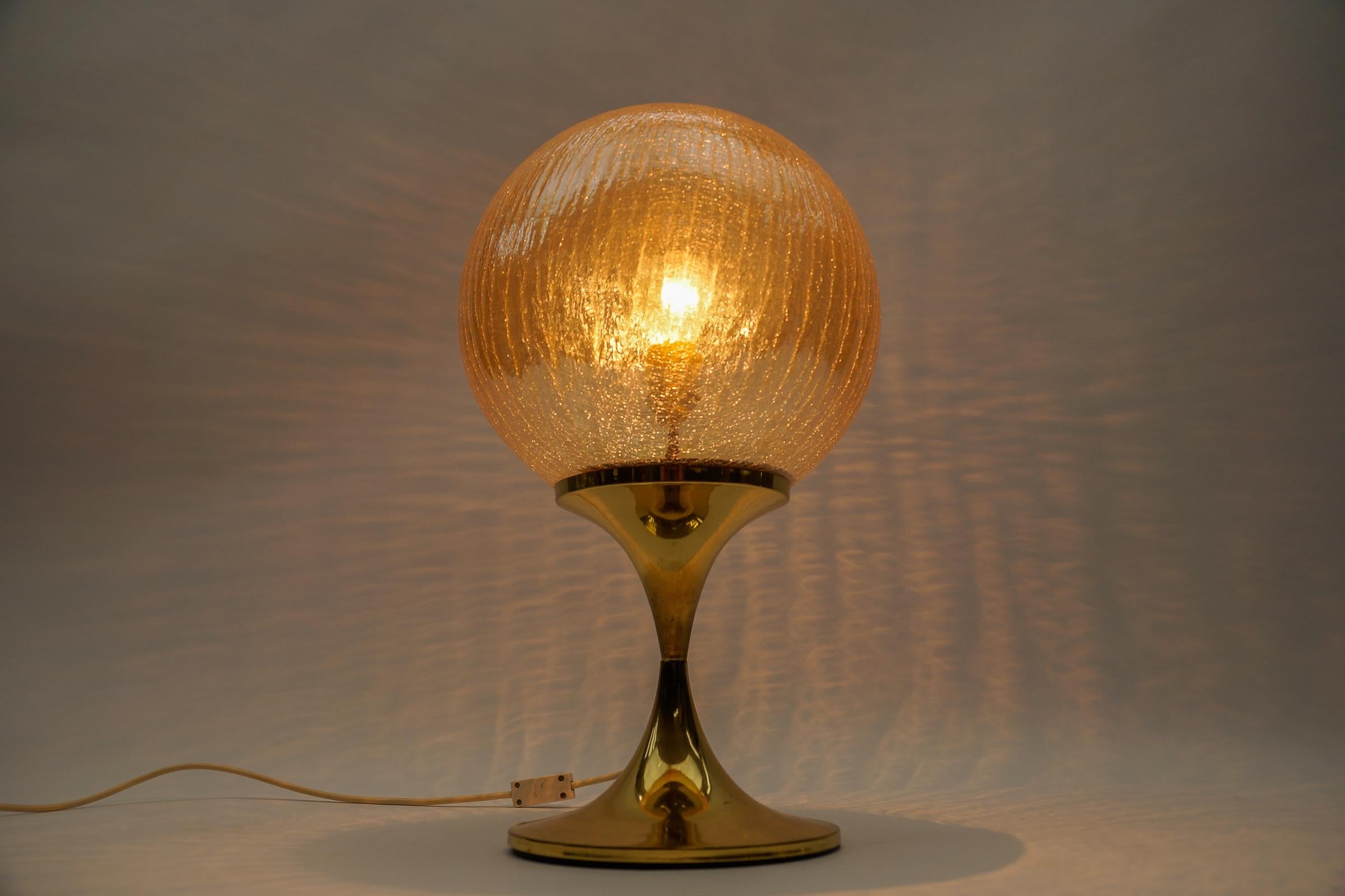 Elegant Brass and Amber Glass Table Lamp, 1960s  In Good Condition For Sale In Nürnberg, Bayern