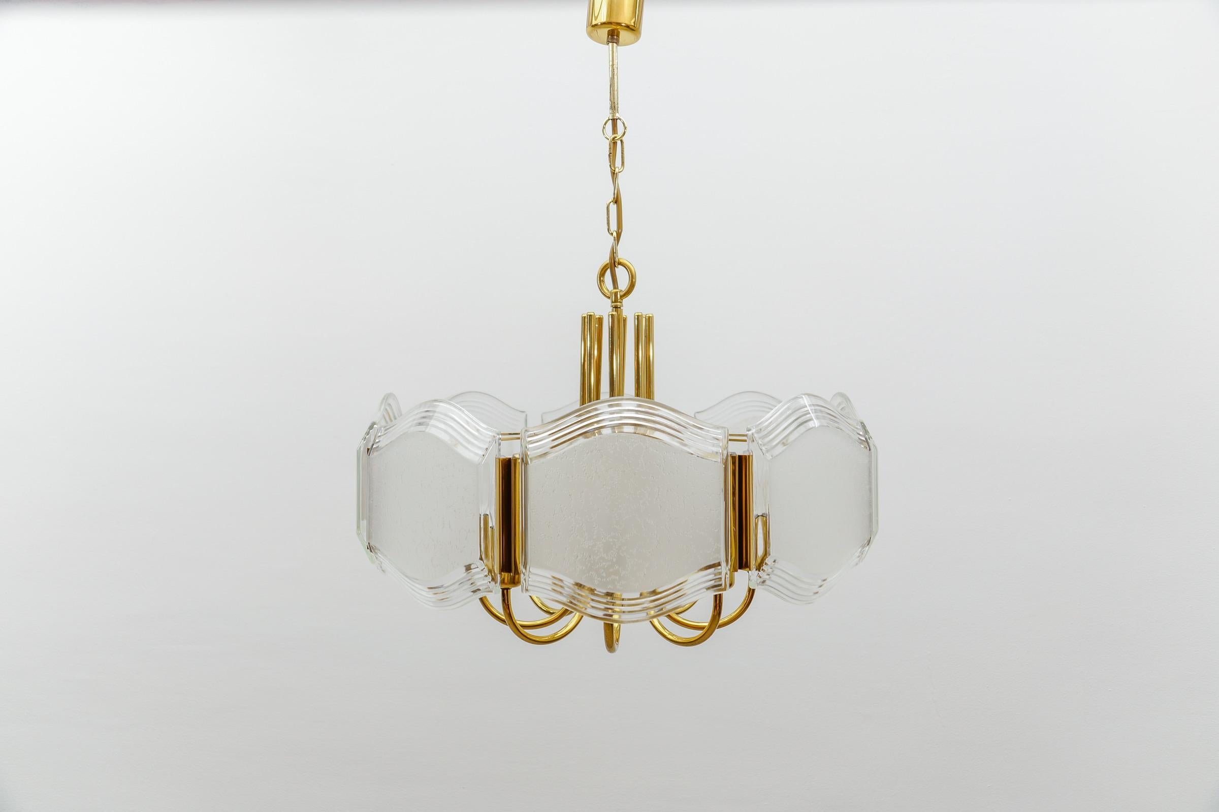 Elegante araña / lámpara de techo de latón y cristal, Alemania Años 60 en venta 4
