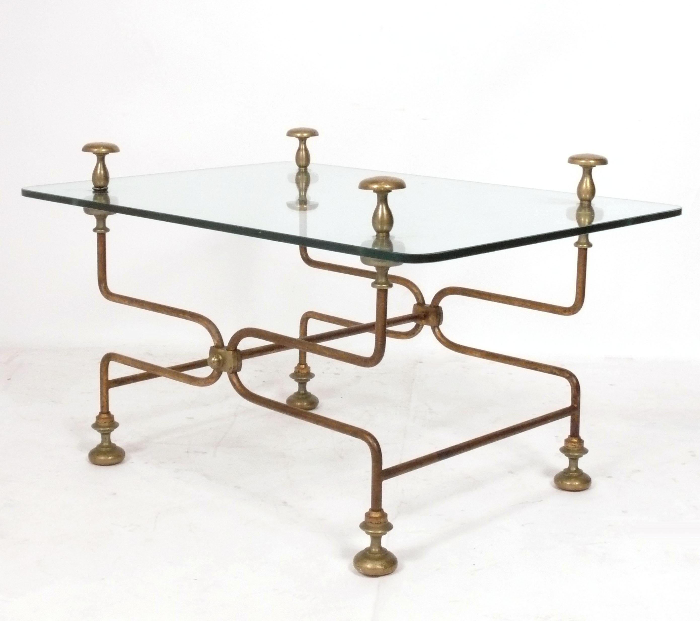 Elégante table basse Savonarola en laiton et métal, Italie, vers les années 1950. Conserve la chaude patine d'origine.  De taille polyvalente, elle peut être utilisée comme table basse, ou comme table d'appoint ou d'extrémité à grande échelle, ou