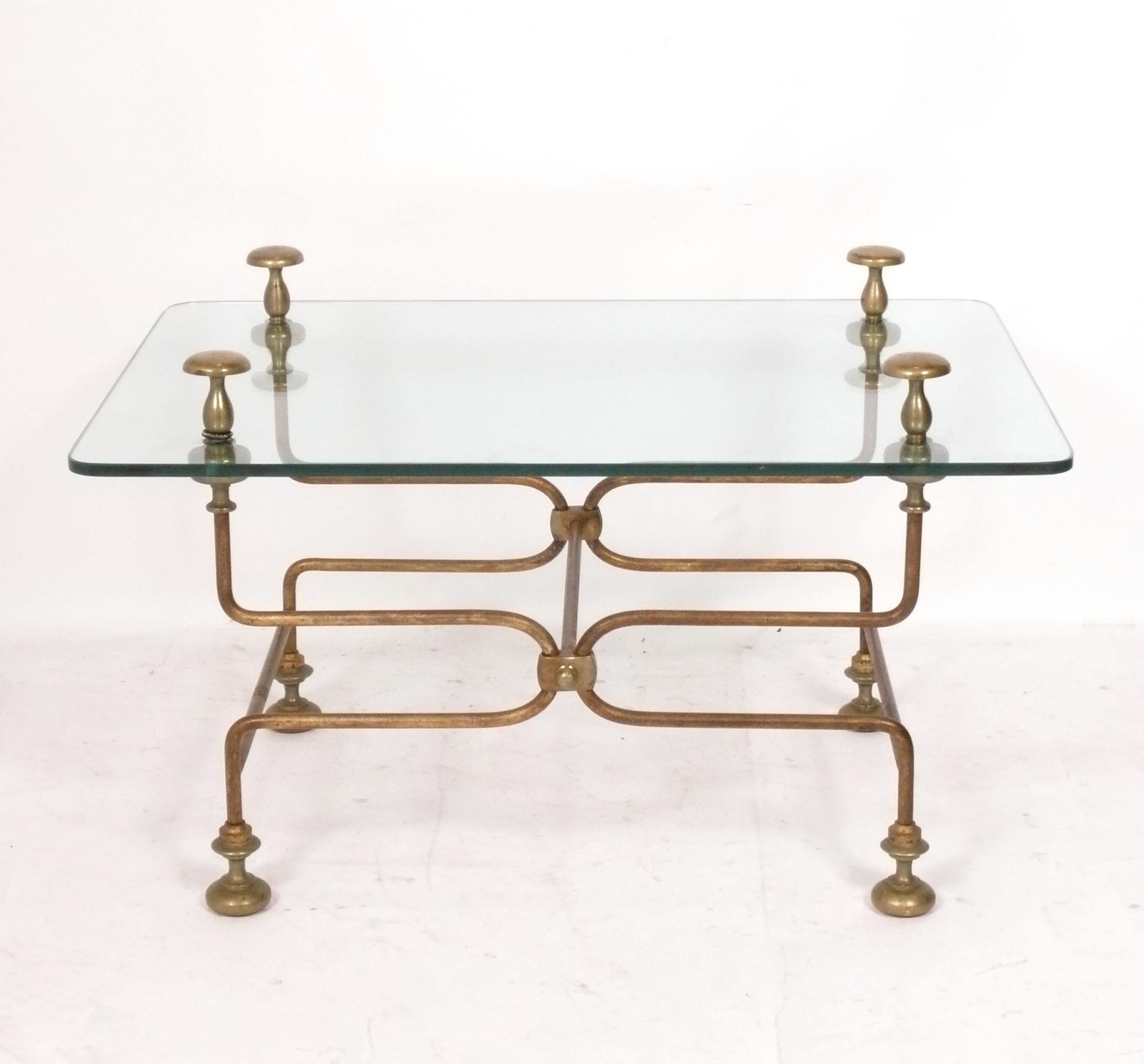 Hollywood Regency Elegance Table basse Savonarola en laiton et métal en vente