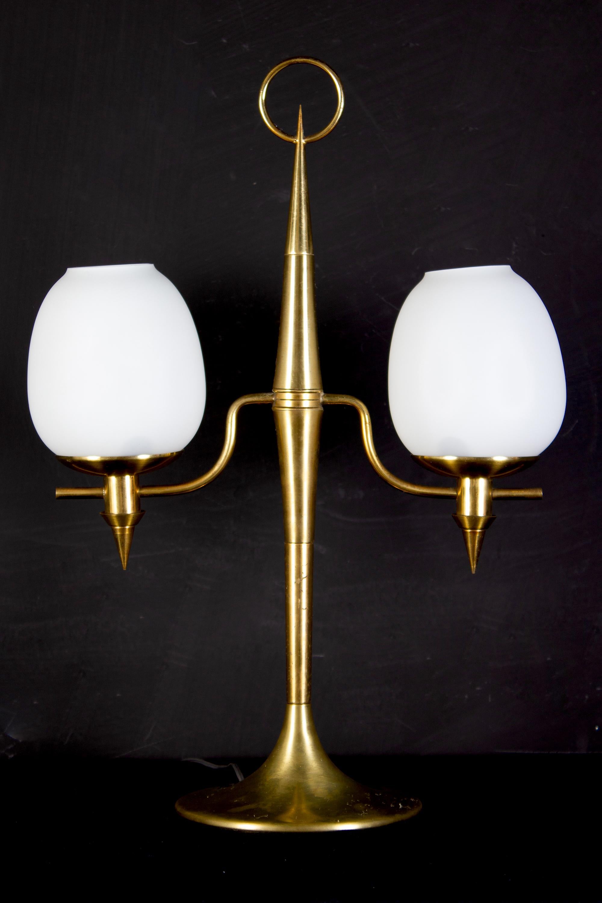 Mid-Century Modern Elegant Brass and Opaline Murano Glass Table Lamp Attributed to Gio Ponti For Sale