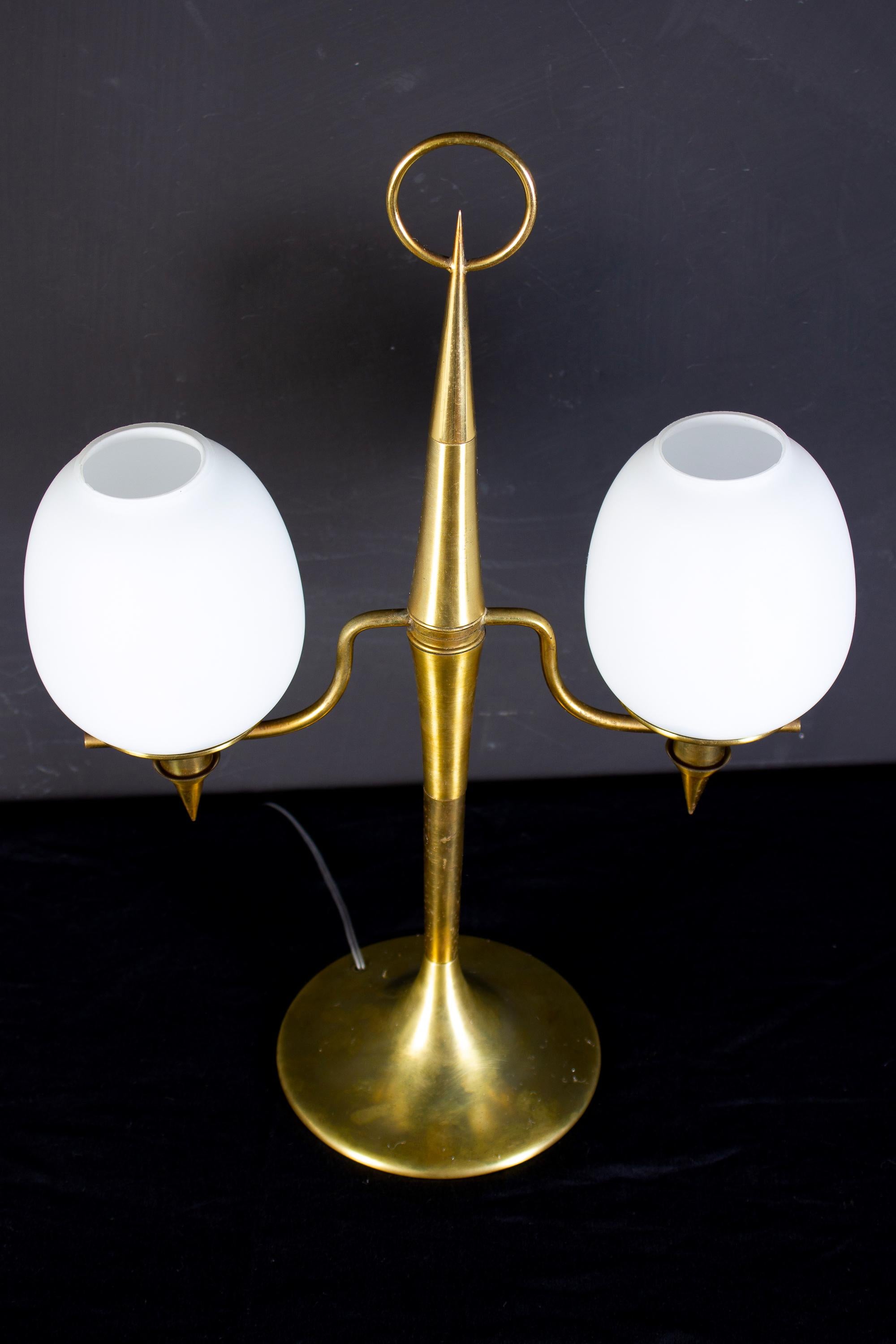 European Elegant Brass and Opaline Murano Glass Table Lamp Attributed to Gio Ponti For Sale