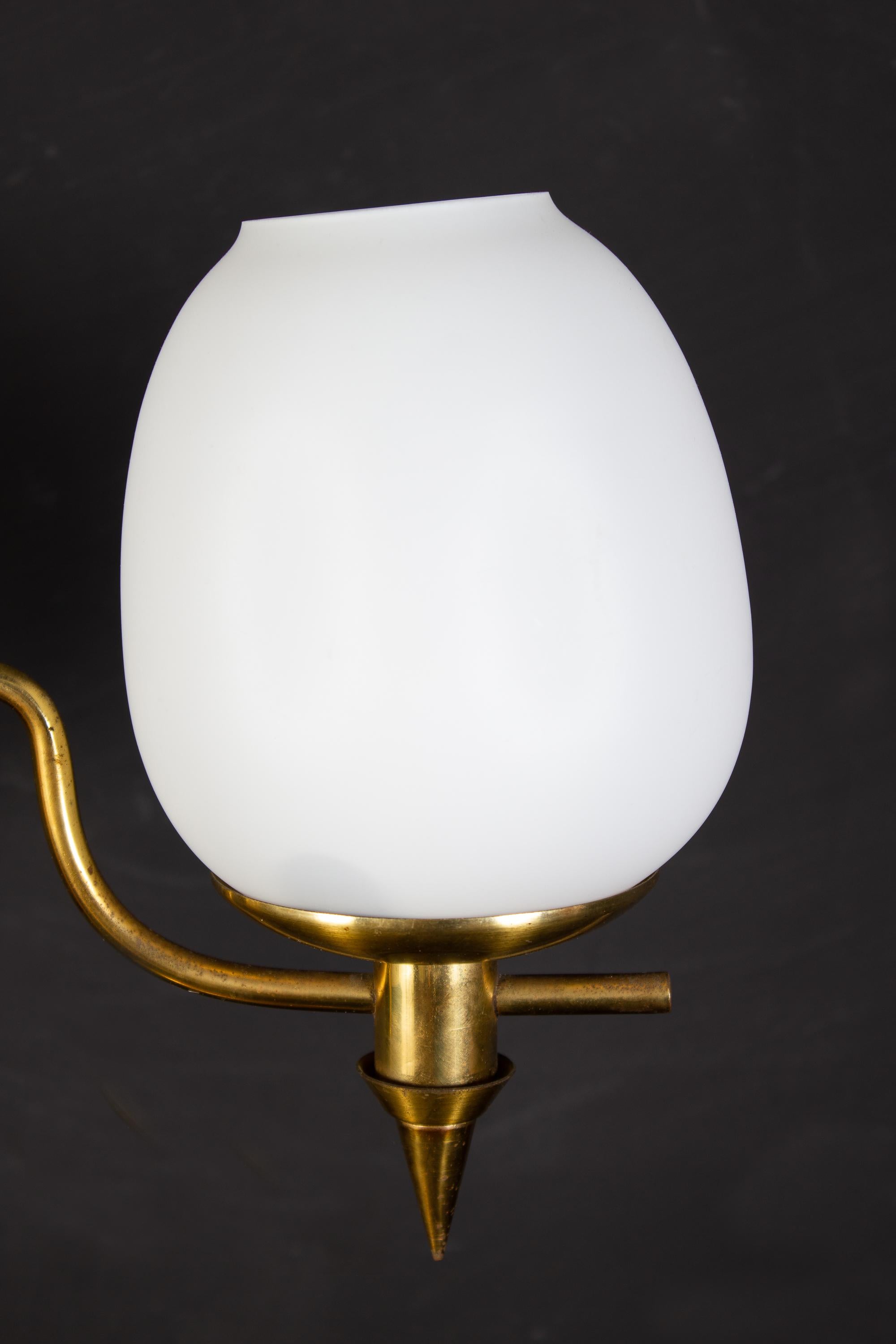 20th Century Elegant Brass and Opaline Murano Glass Table Lamp Attributed to Gio Ponti For Sale