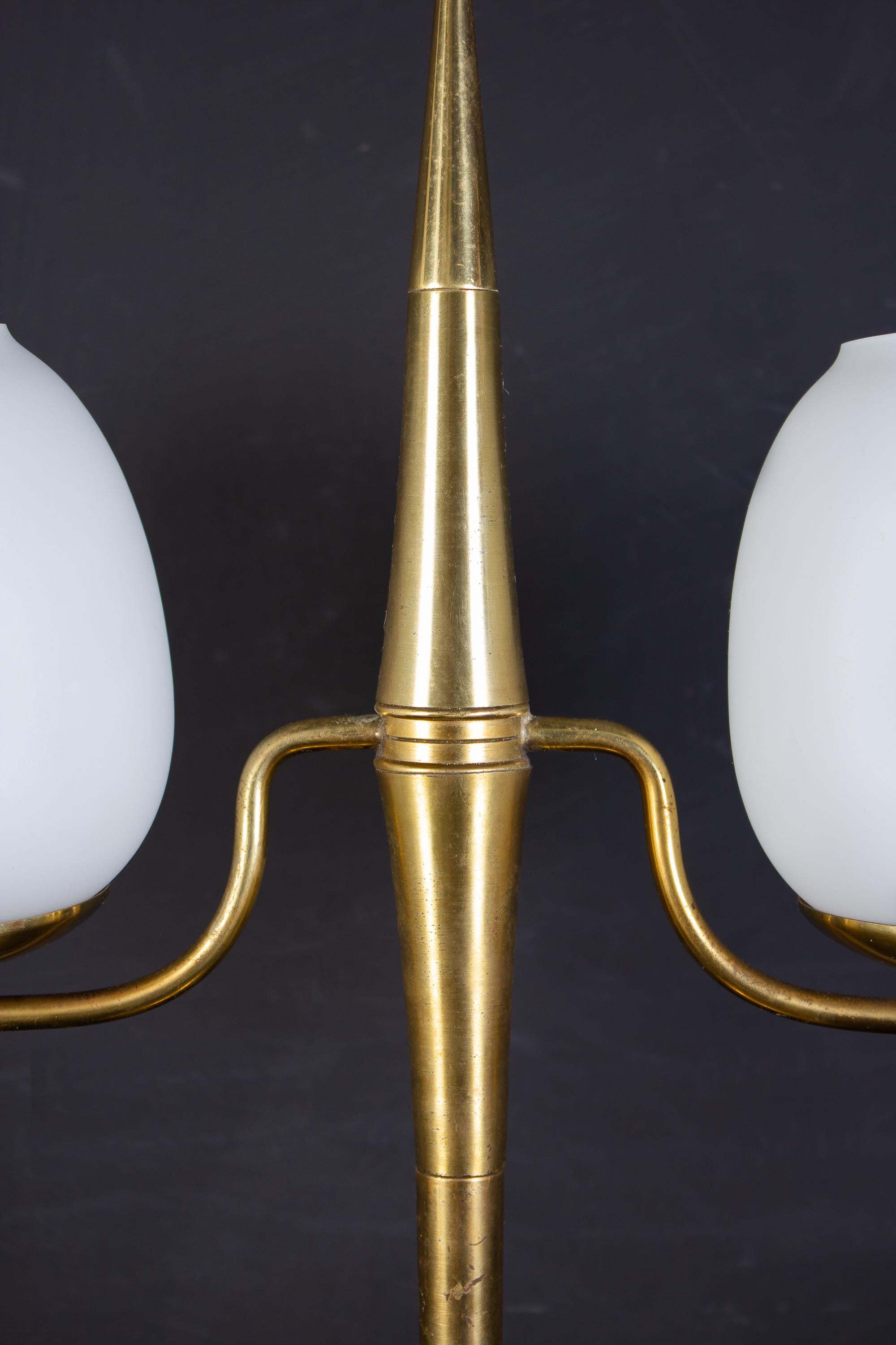Elegant Brass and Opaline Murano Glass Table Lamp Attributed to Gio Ponti For Sale 1