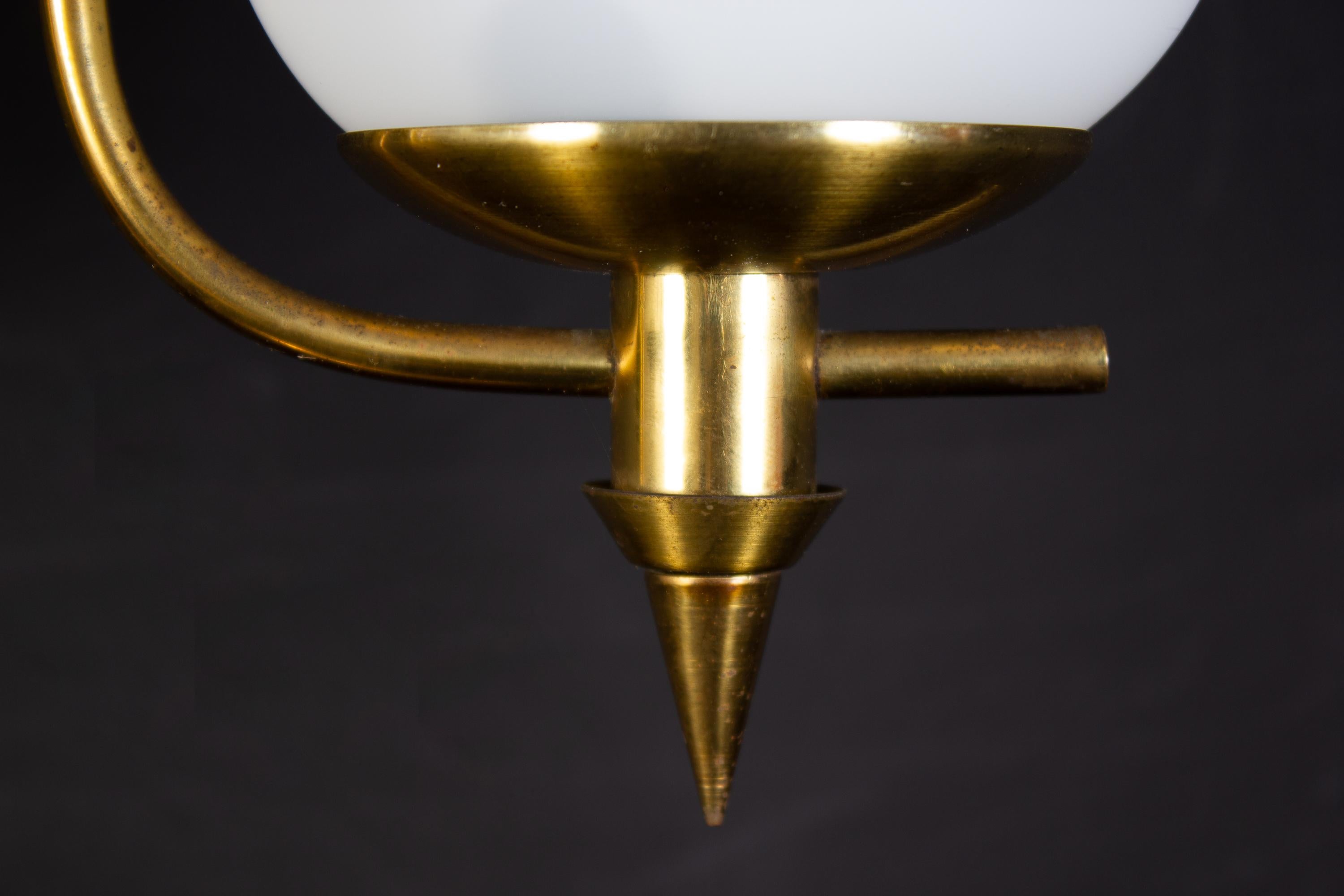 Elegant Brass and Opaline Murano Glass Table Lamp Attributed to Gio Ponti For Sale 3