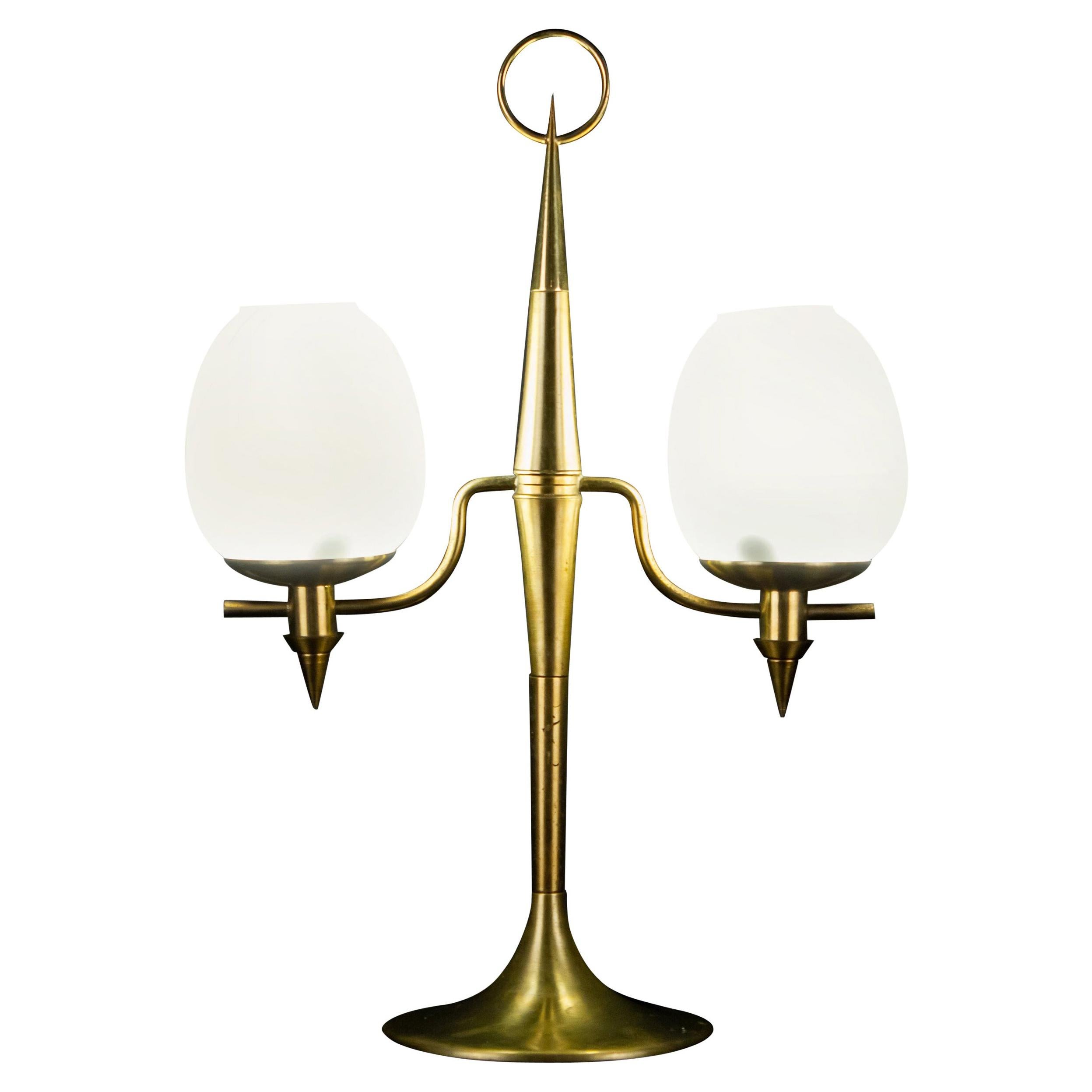 Élégante lampe de bureau en laiton et verre de Murano opalin attribuée à Gio Ponti