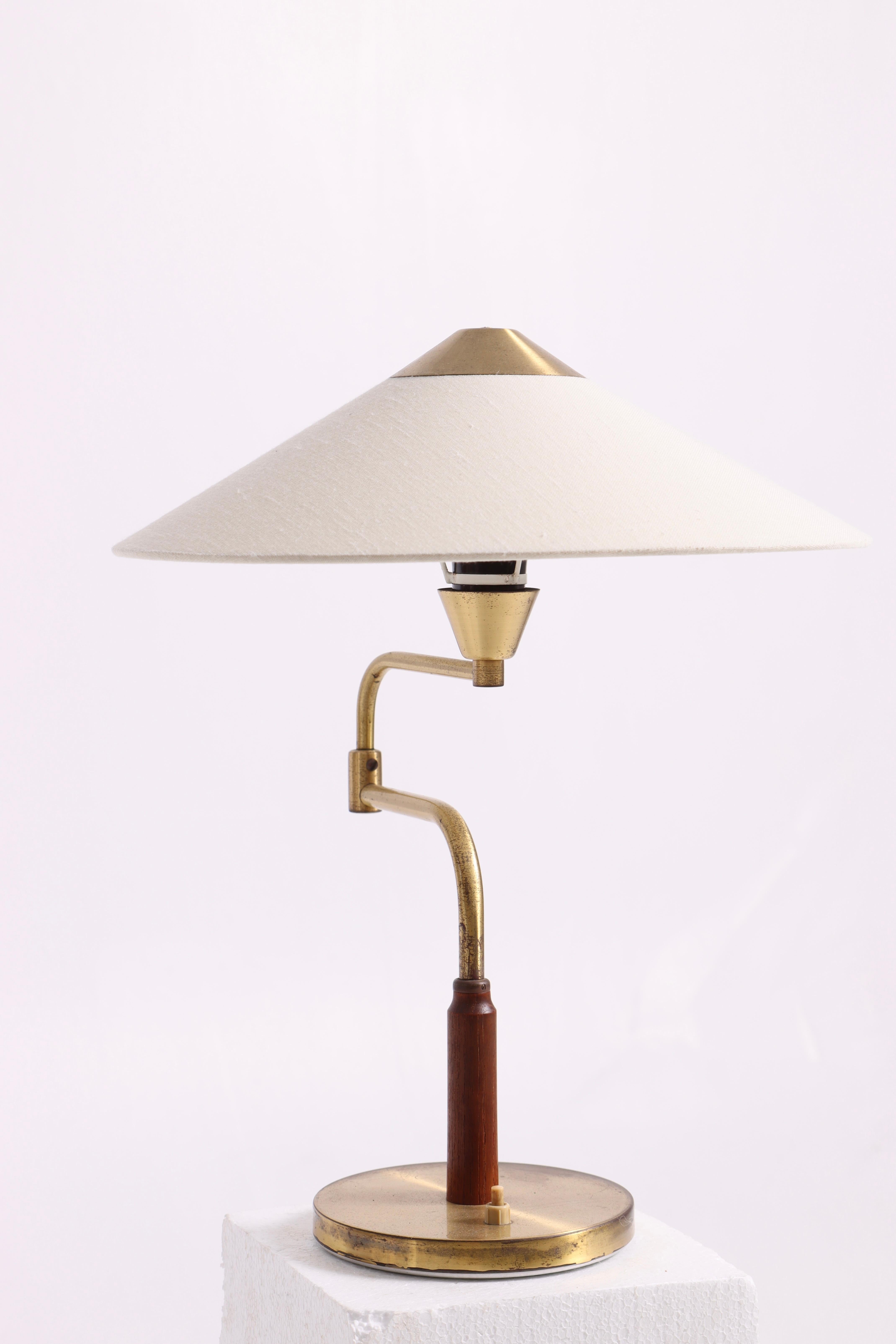 Elegante lámpara de mesa de latón y teca de Bent Karlby con brazo ajustable y tela Escandinavo moderno en venta
