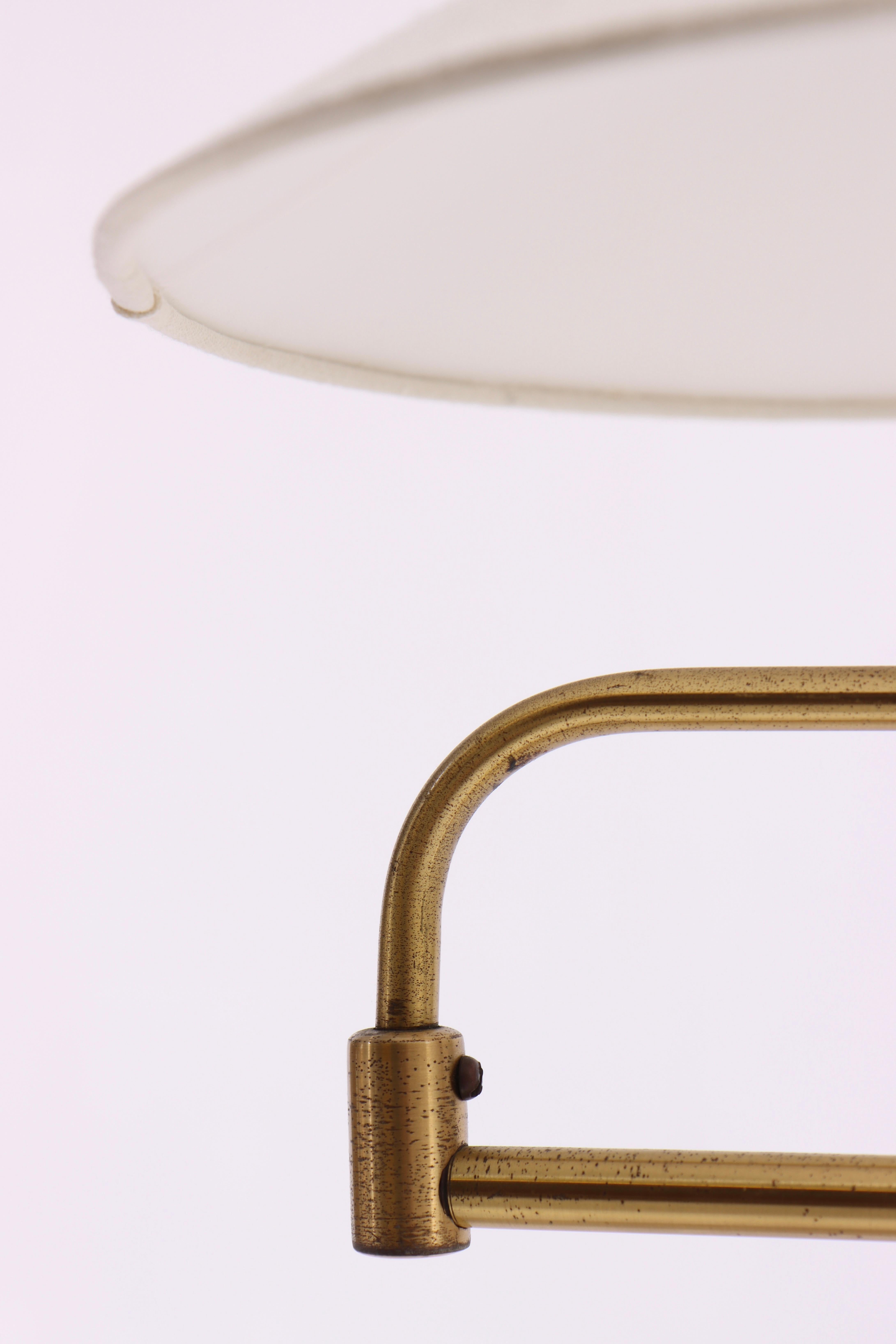Elegante lámpara de mesa de latón y teca de Bent Karlby con brazo ajustable y tela mediados del siglo XX en venta