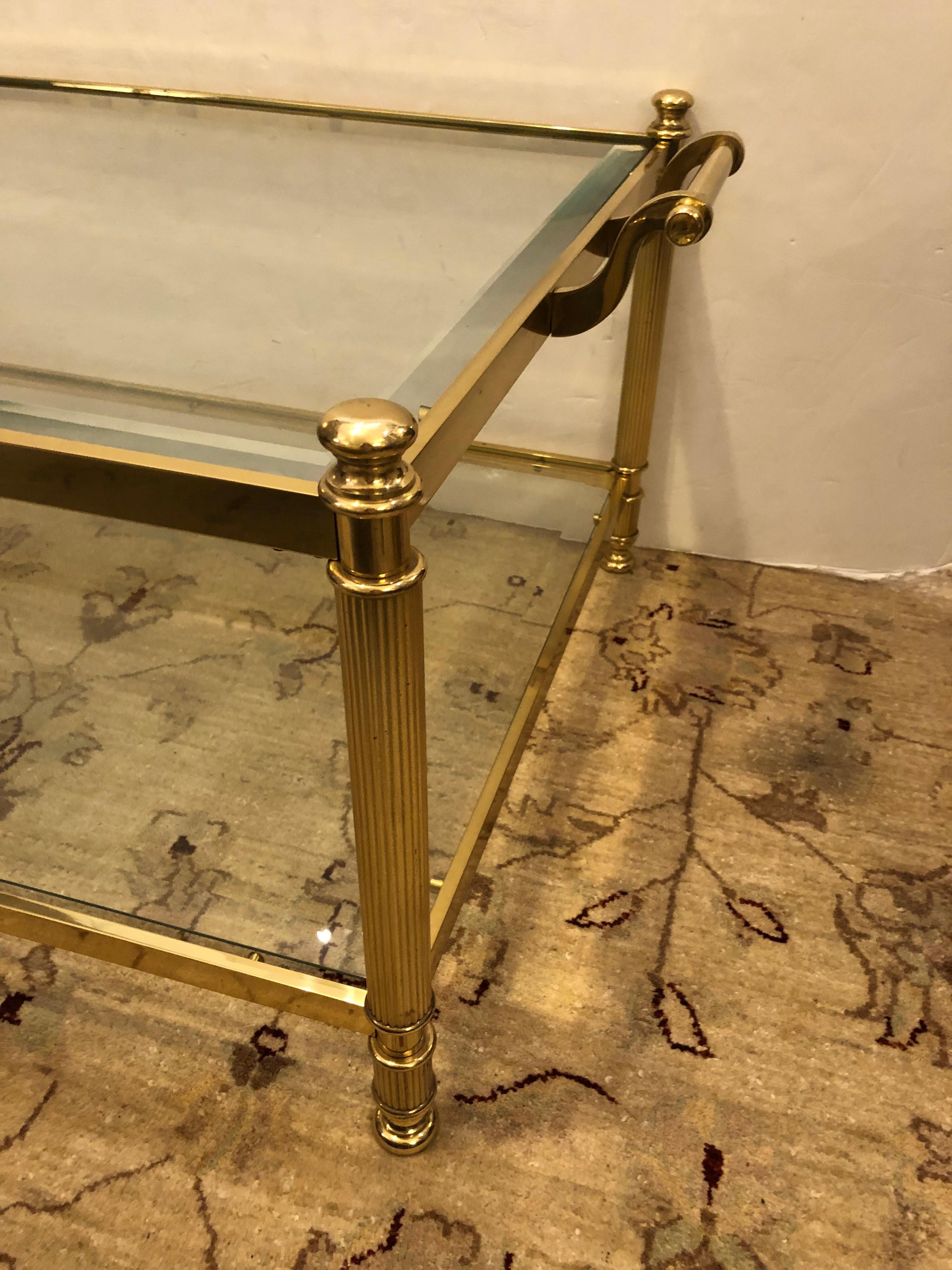 Laiton Elegance Table basse LaBarge à deux niveaux en laiton et verre biseauté en vente