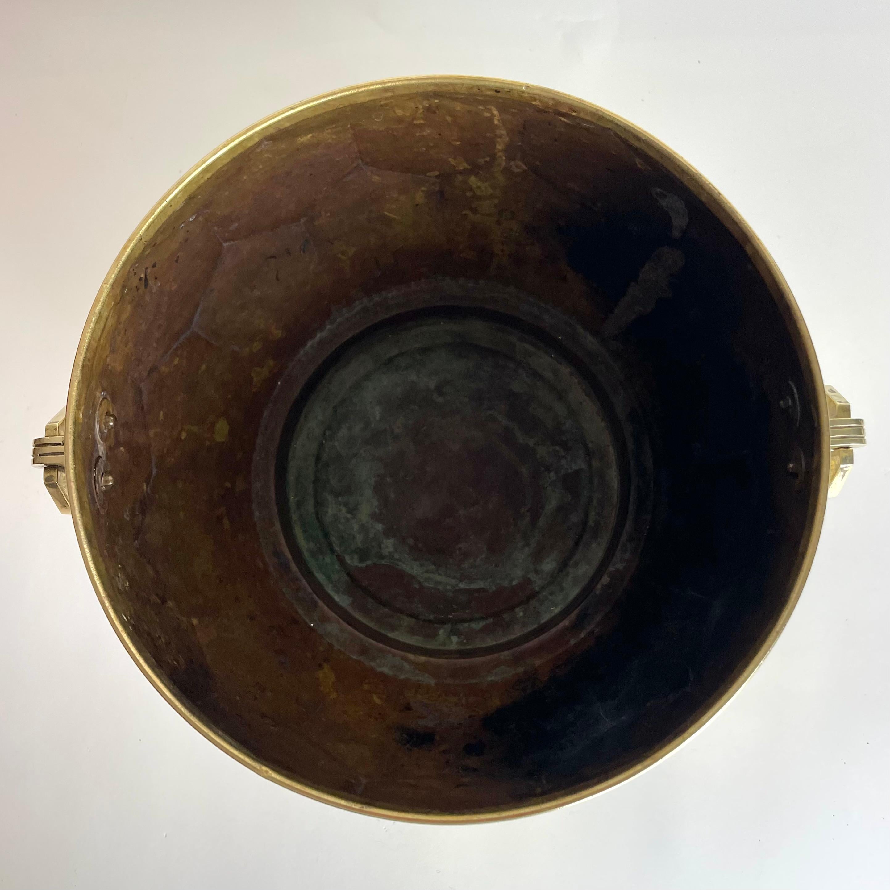 Elegante Cachepot de latón con decoración hexagonal. Art Déco, de los años 20 en venta 3