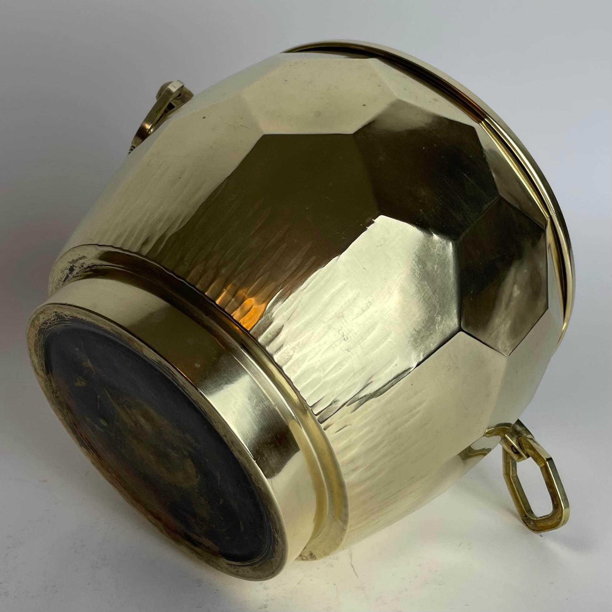 Elegante Cachepot de latón con decoración hexagonal. Art Déco, de los años 20 en venta 4