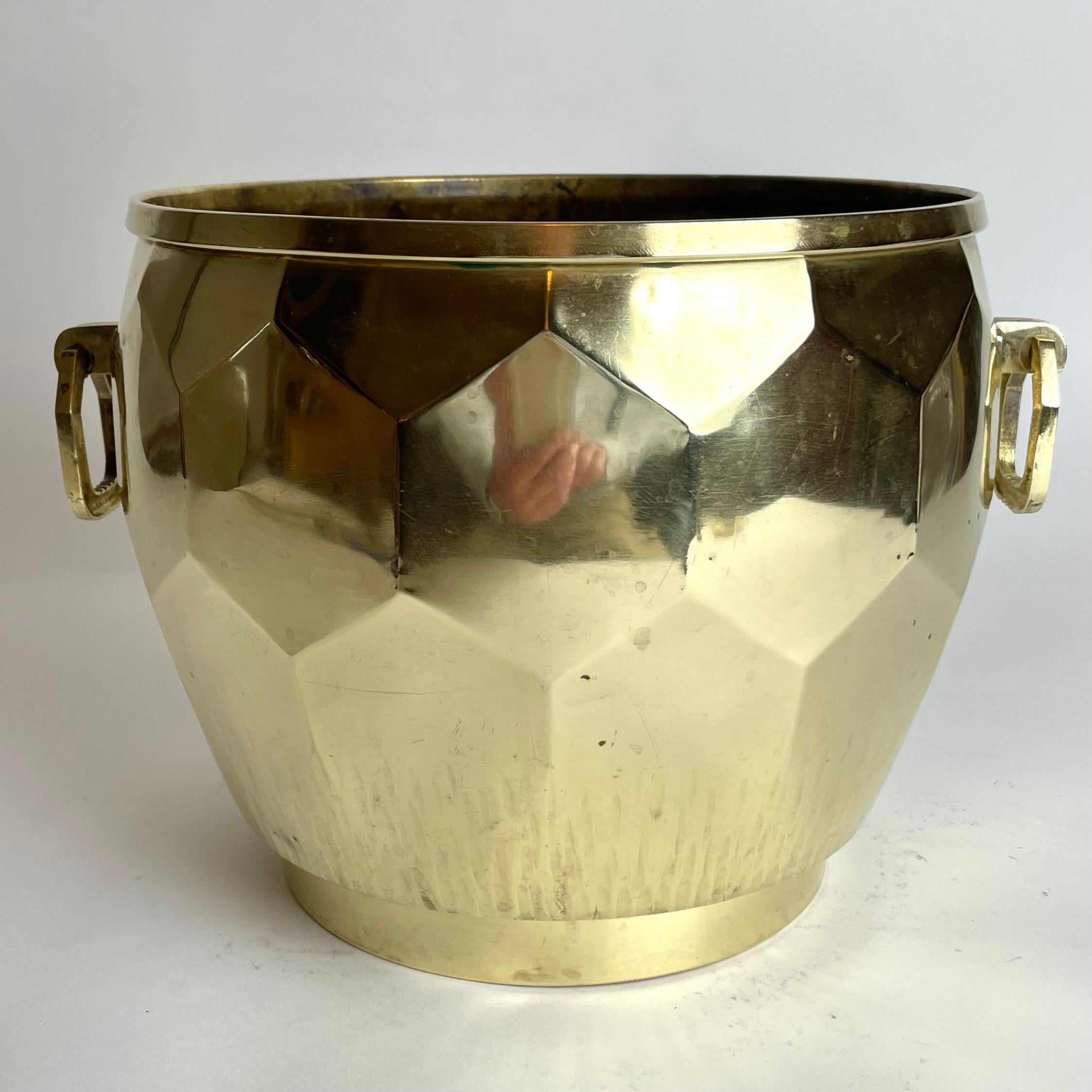 Elegante y gran Cachepot de latón con decoración hexagonal. Art Decó, de la década de 1920.


Desgaste propio de la edad y el uso 